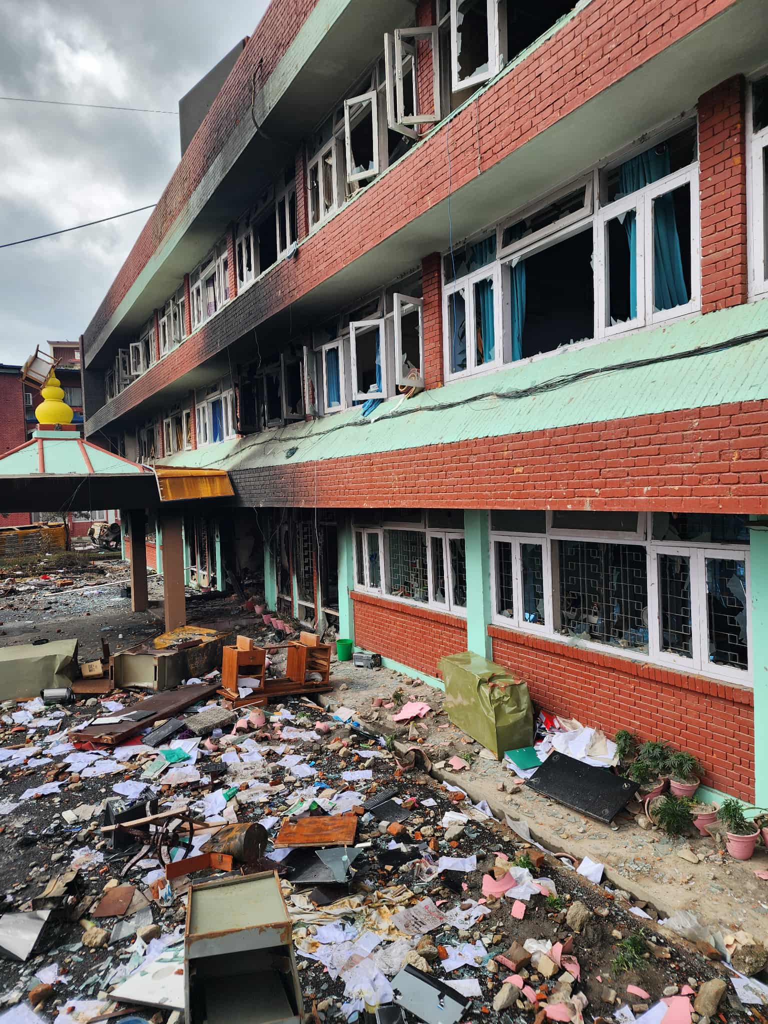 民眾在抗議過程中焚燒、破壞建築物，造成許多學校、超市及飯店等建築受損嚴重。　圖／張况舞提供