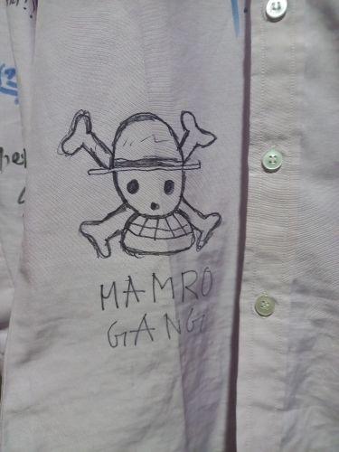 尼泊爾Z世代青年透過在校服畫上One Piece海賊旗，象徵自由意志表達對反貪腐抗議的支持。　圖／張况舞提供