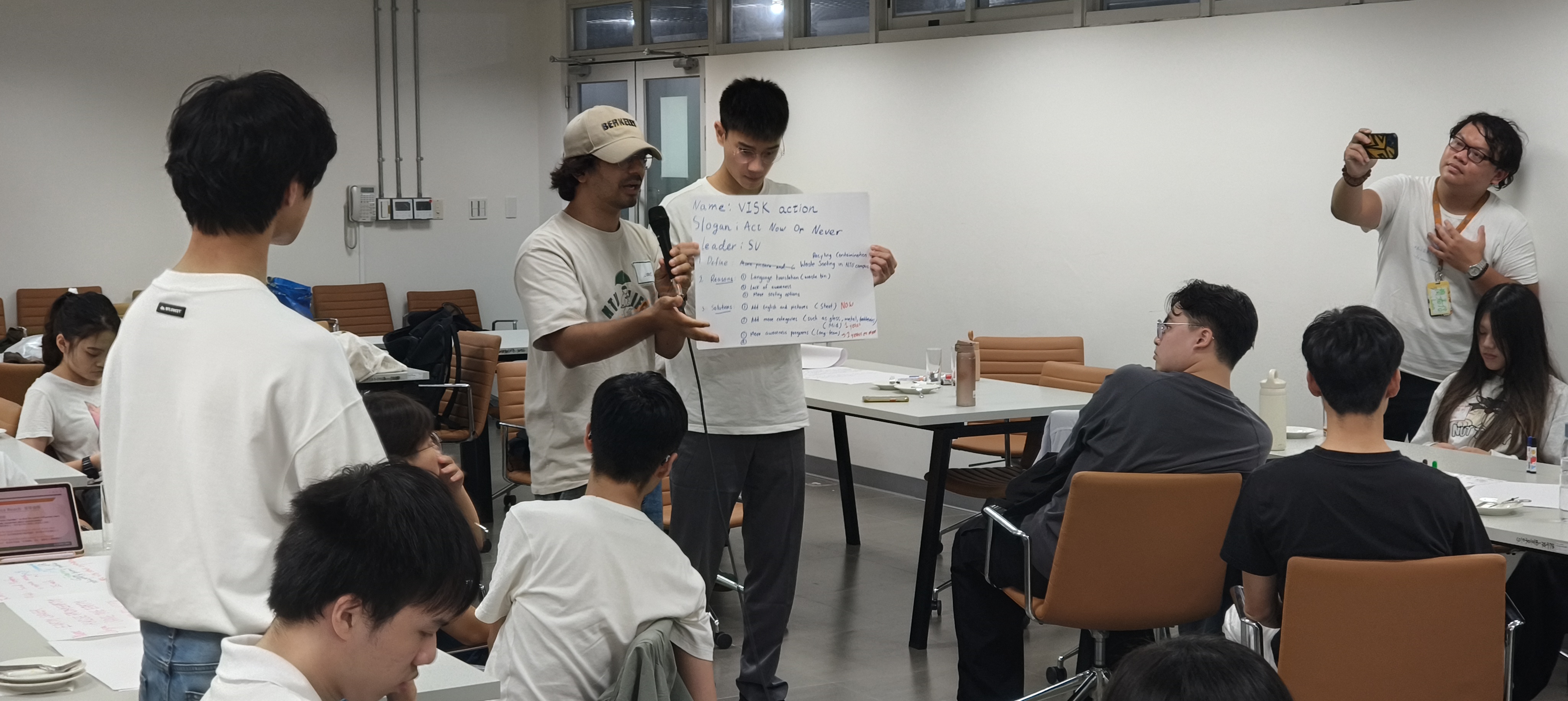 活動下半場「Build a club」環節，由參與者各組自成模擬永續社團，並在討論完指定議題後，依序發表解決方案。　圖／臺大氣候行動社提供