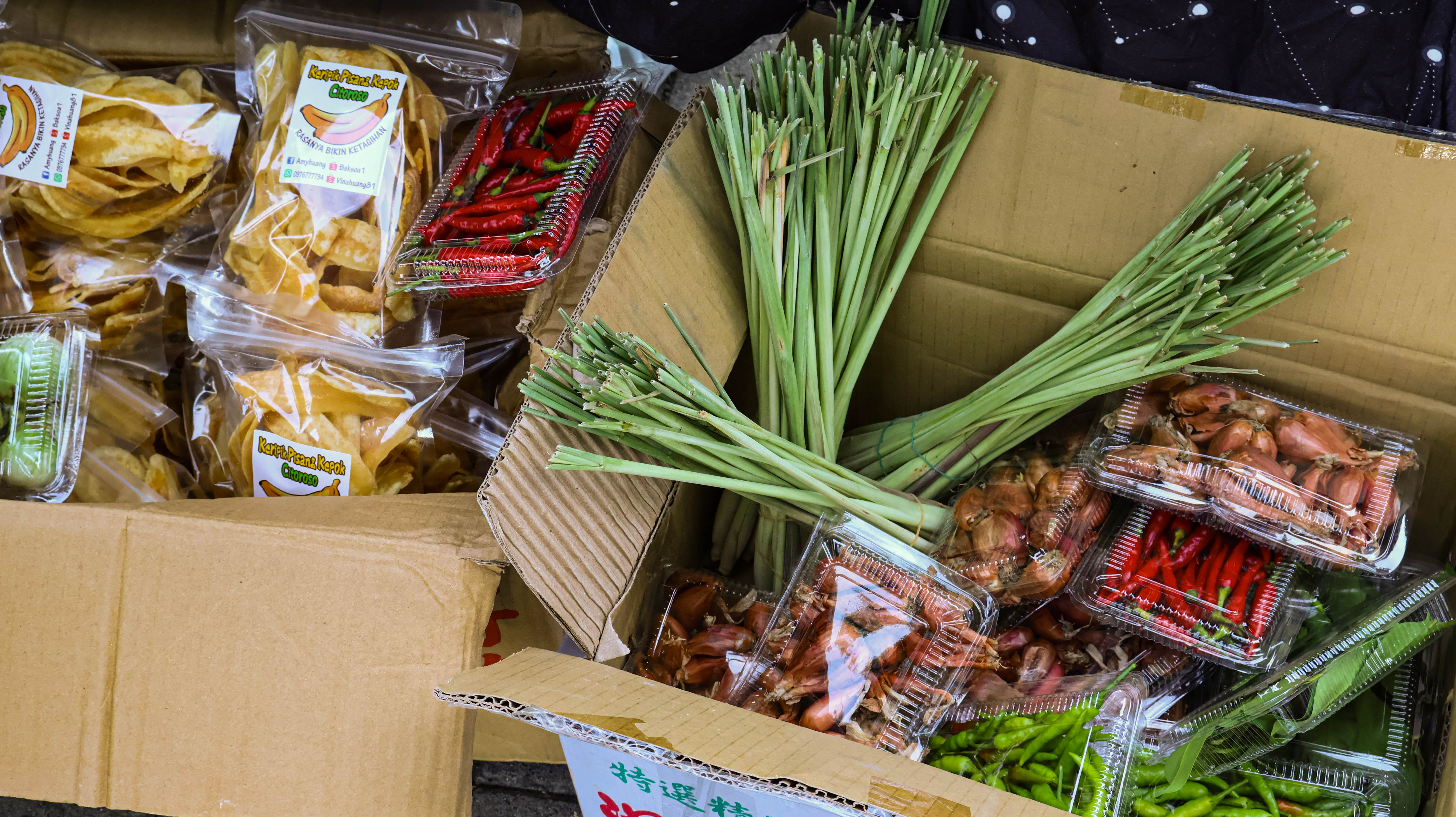 市集提供印尼同胞熟悉的家鄉料理香料，也方便附近伊斯蘭教徒居民採購。　圖／顏貝恩攝