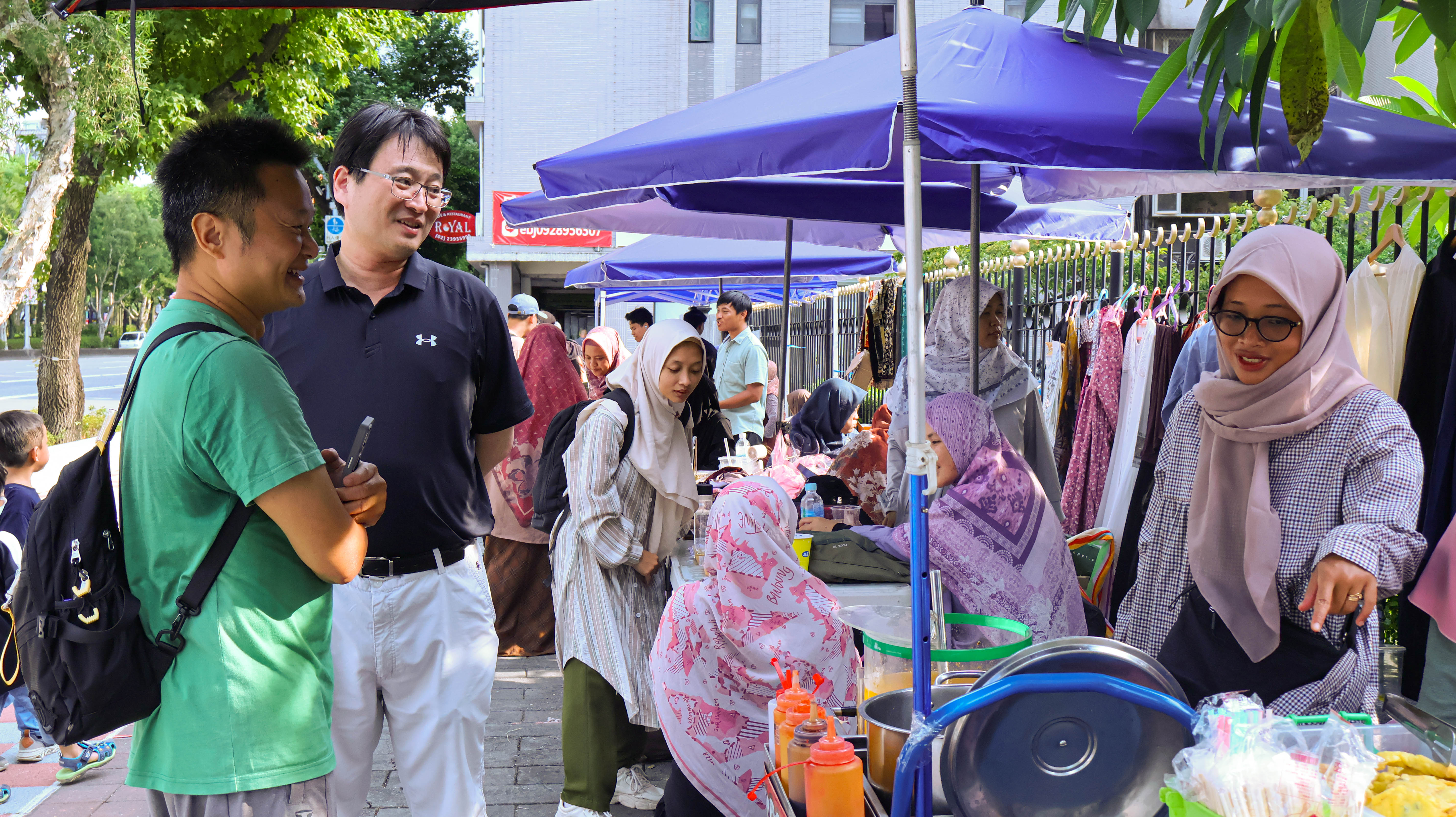 顧客在選購傳統印尼食物的同時，主動請教如何用印尼語購買商品，展現學習異國文化的熱情。　圖／顏貝恩攝
