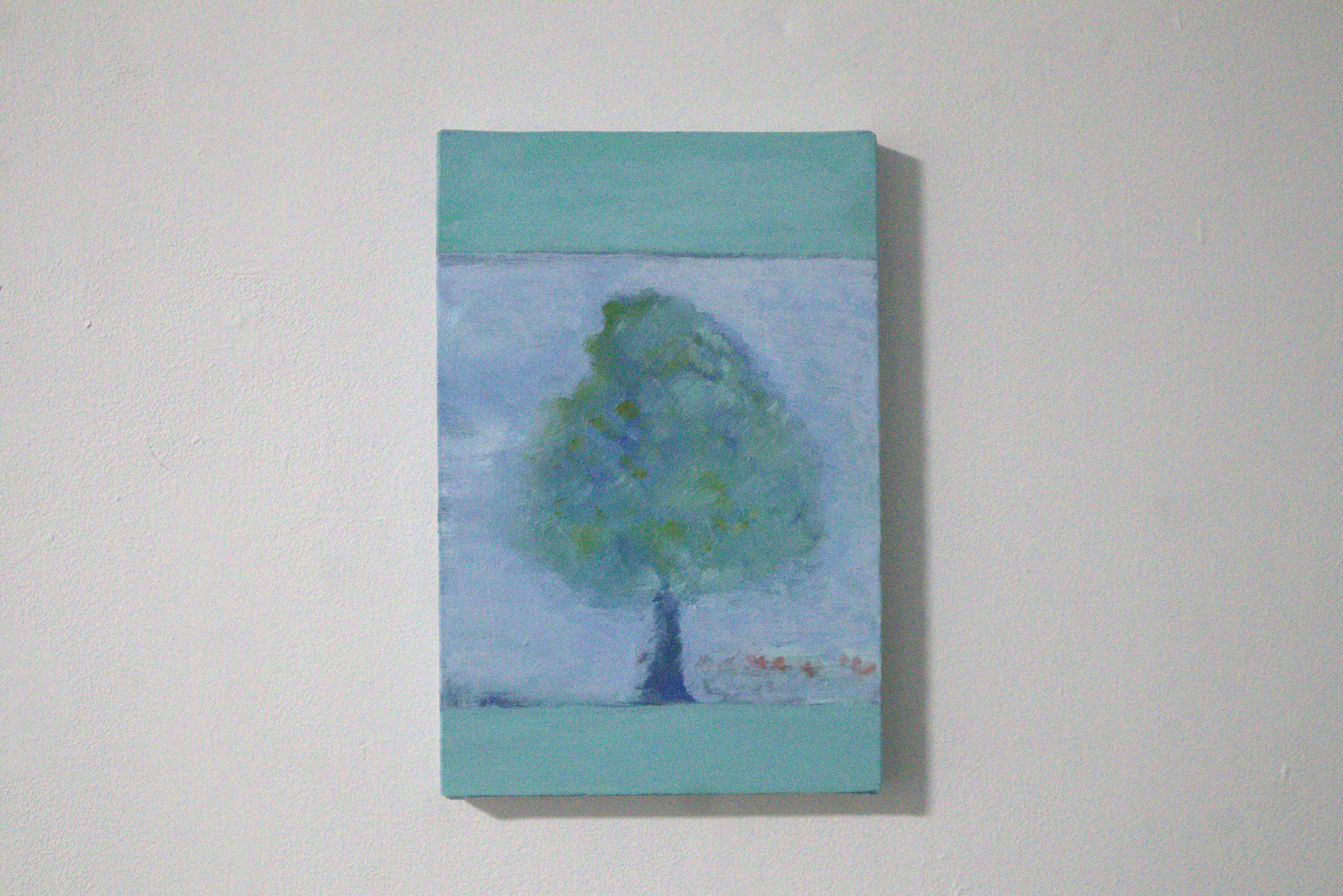 〈A Silent Tree〉上下的色塊設計，借鑒電影畫面上下的黑條，形塑別具壓縮感的視野。　圖／邱柏翔攝