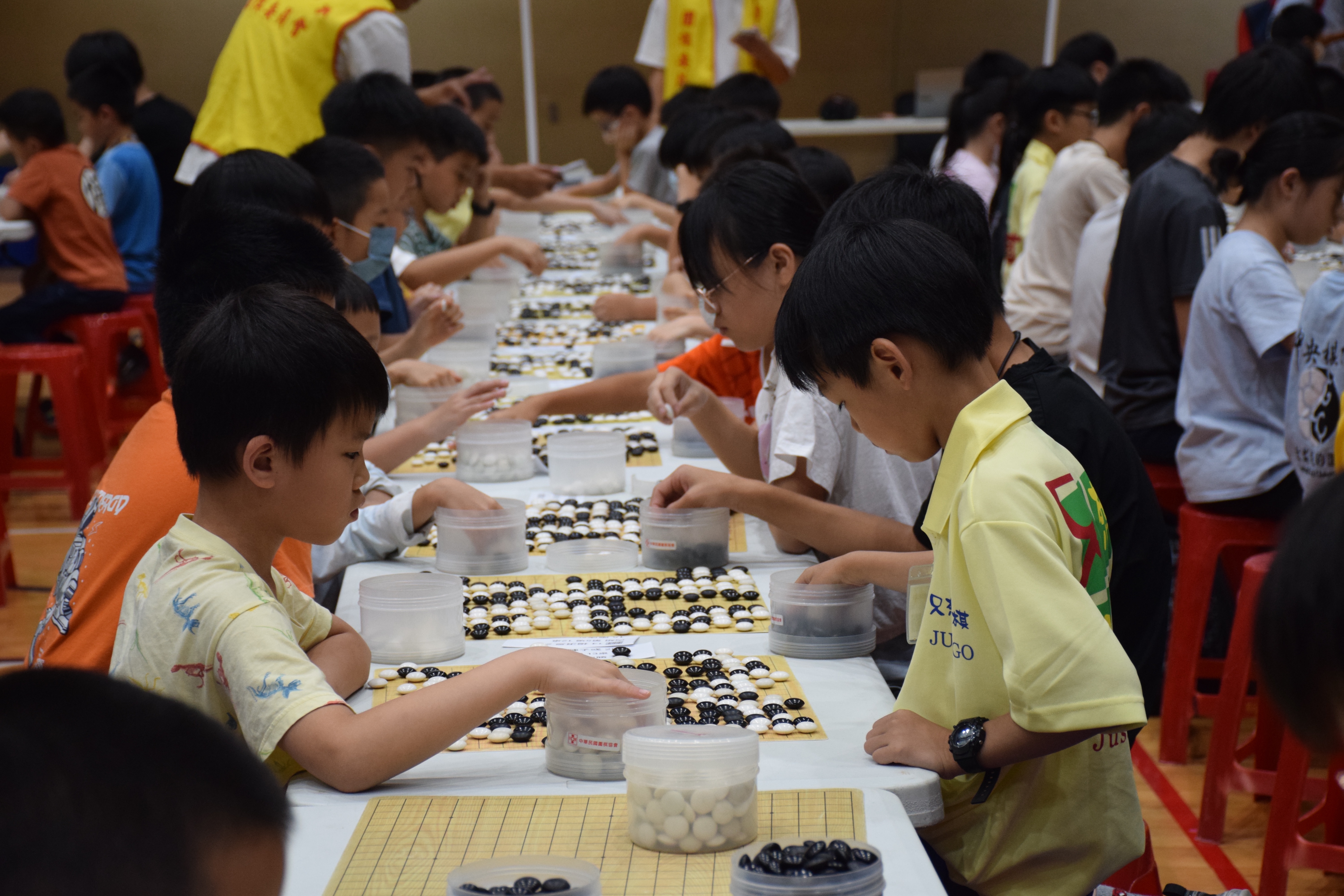 比賽現場，參賽選手整齊就座，專注於棋盤對弈，展現認真比賽的氛圍。　圖／江虹攝