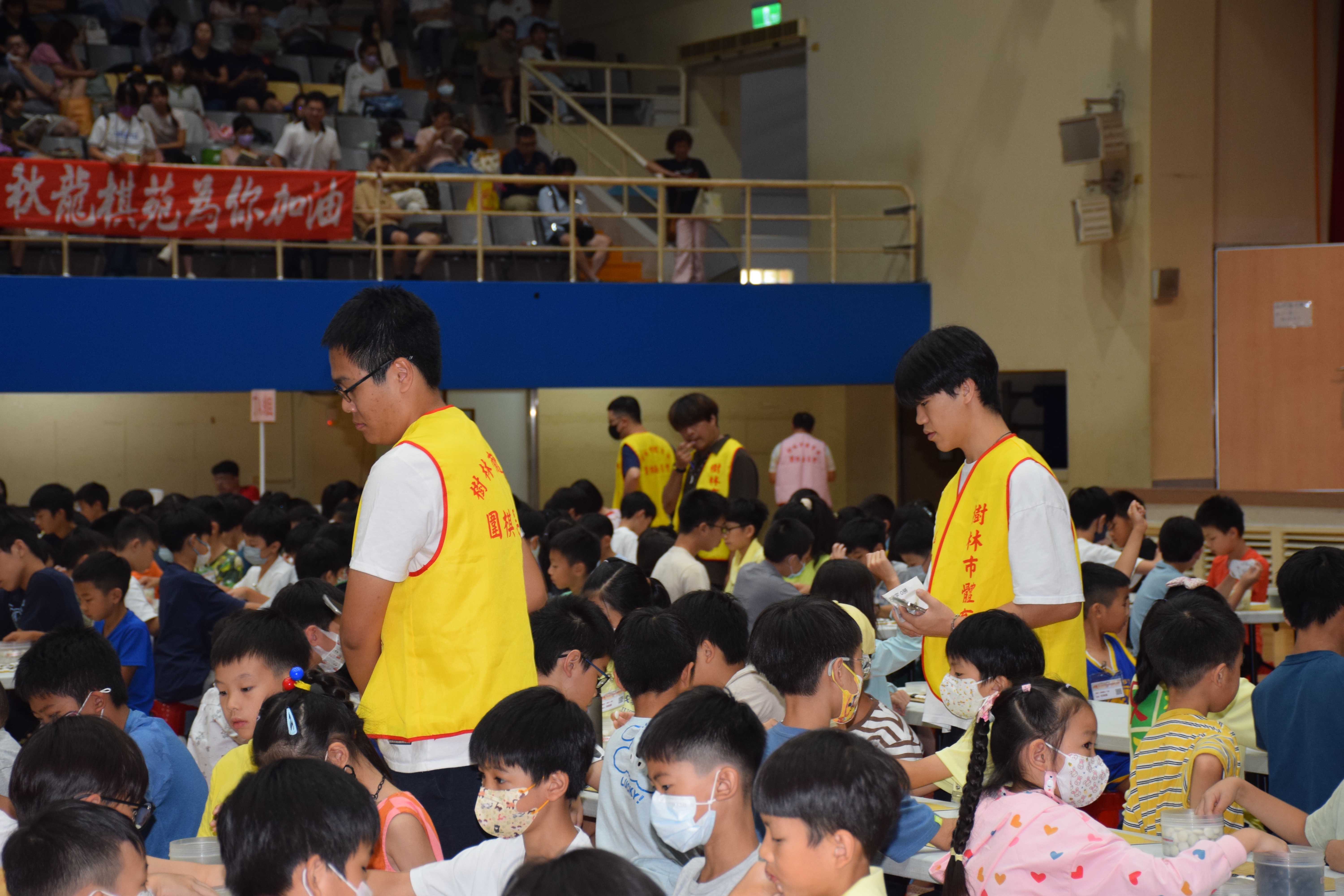 大學生在2025新北市體育盃全國圍棋公開賽擔任工作人員，協助比賽事務。　圖／江虹攝