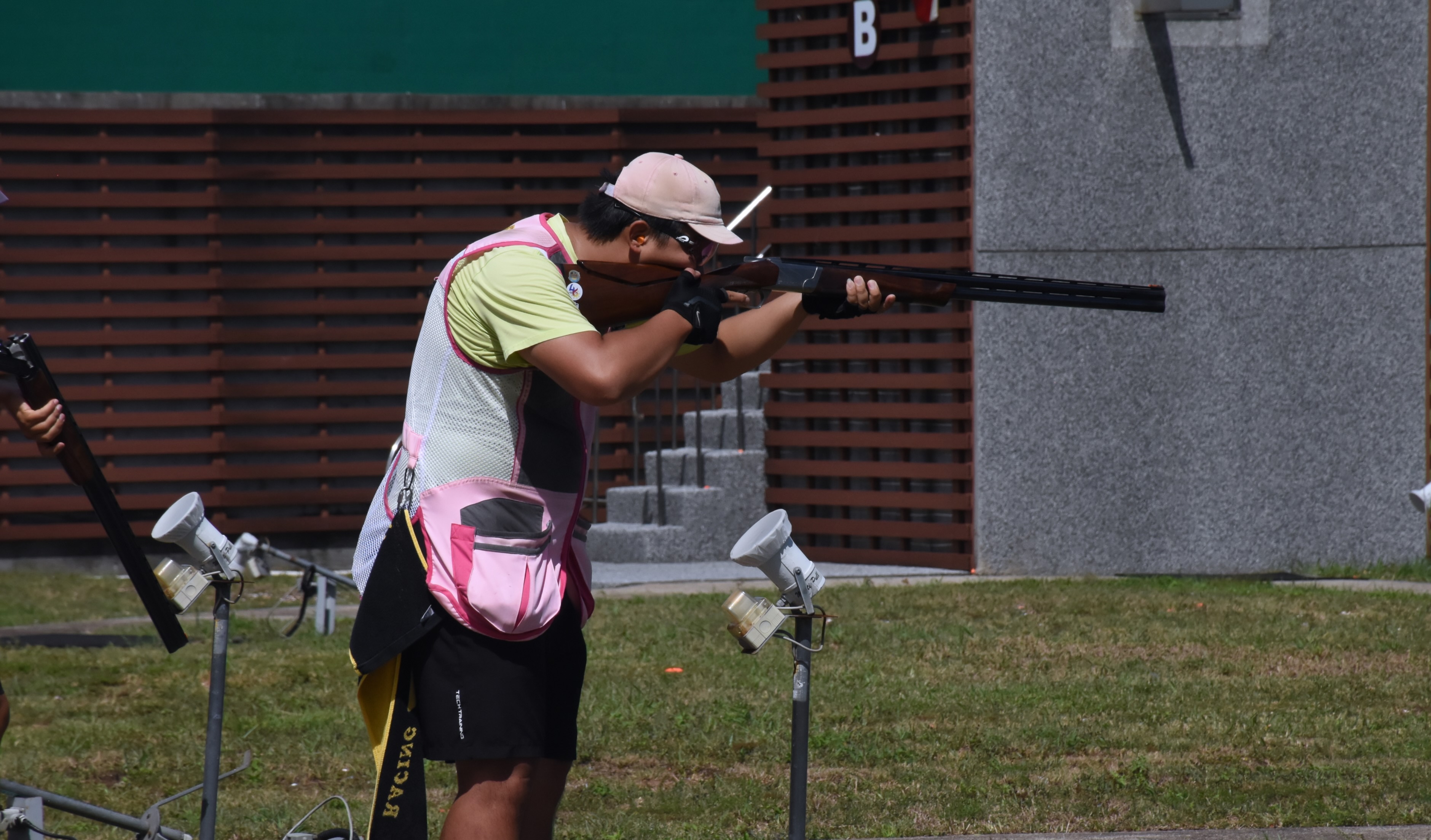 選手在五個靶位輪流射擊，由地下15部拋靶機拋出泥盤，考驗反應、專注力和準確度。　圖／方凱琪攝