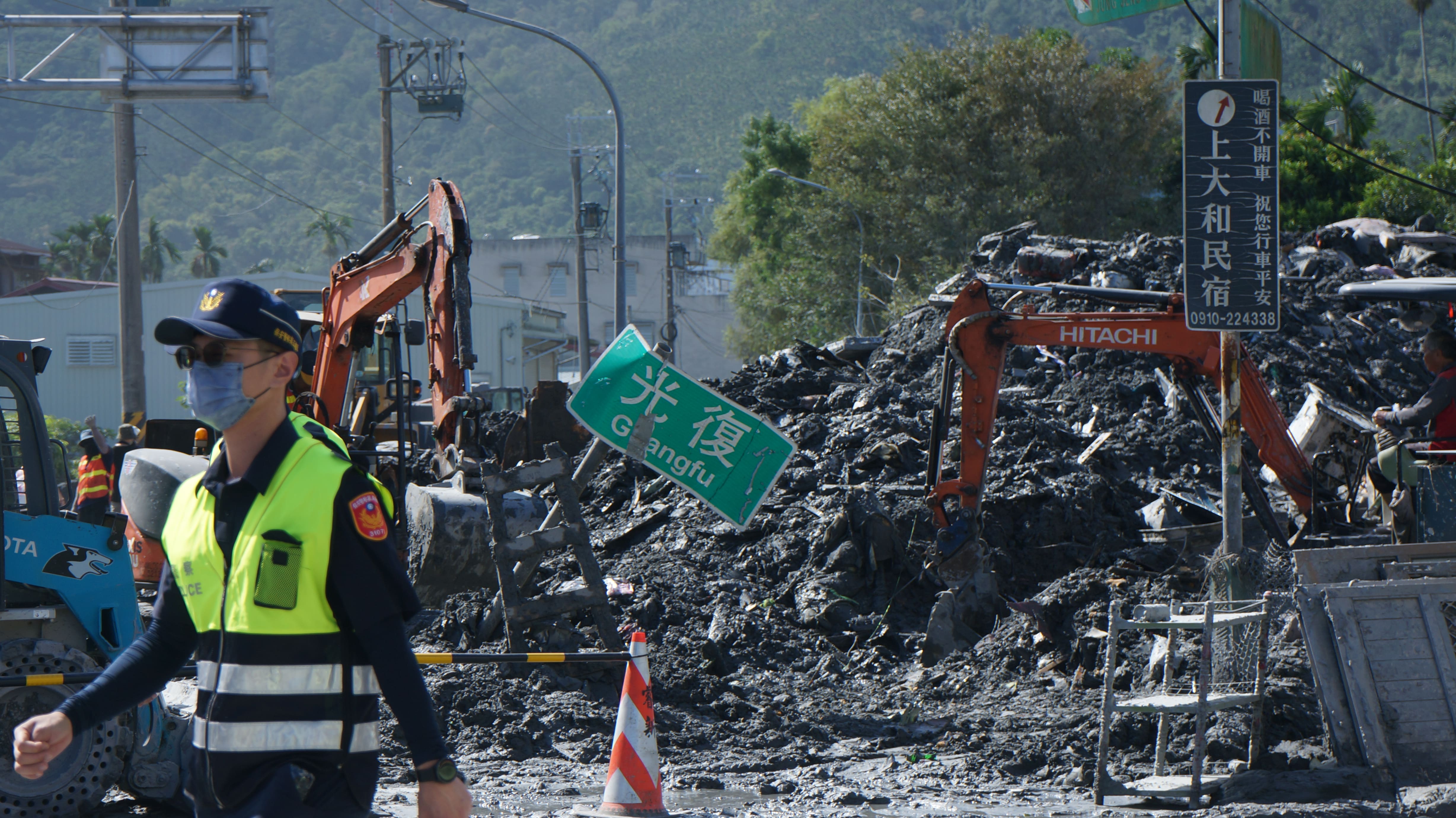 光復鄉的道路進駐許多大型機具且充斥大量泥砂與清出的物品，交通狀況需依靠警方與軍方協助通行。圖／志工楊凱傑提供