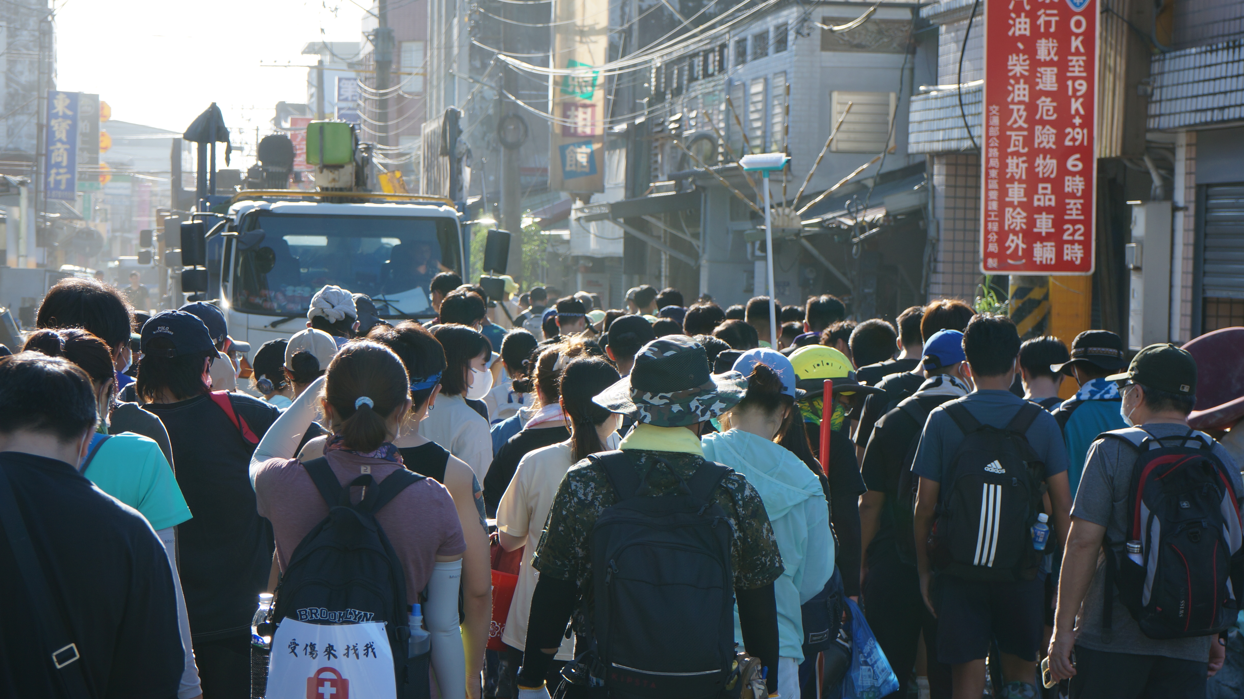 不分年齡與職業，光復鄉街道湧入各地前來的志工一同協助救災，後續的人力資源調度有待整合。圖／志工楊凱傑提供