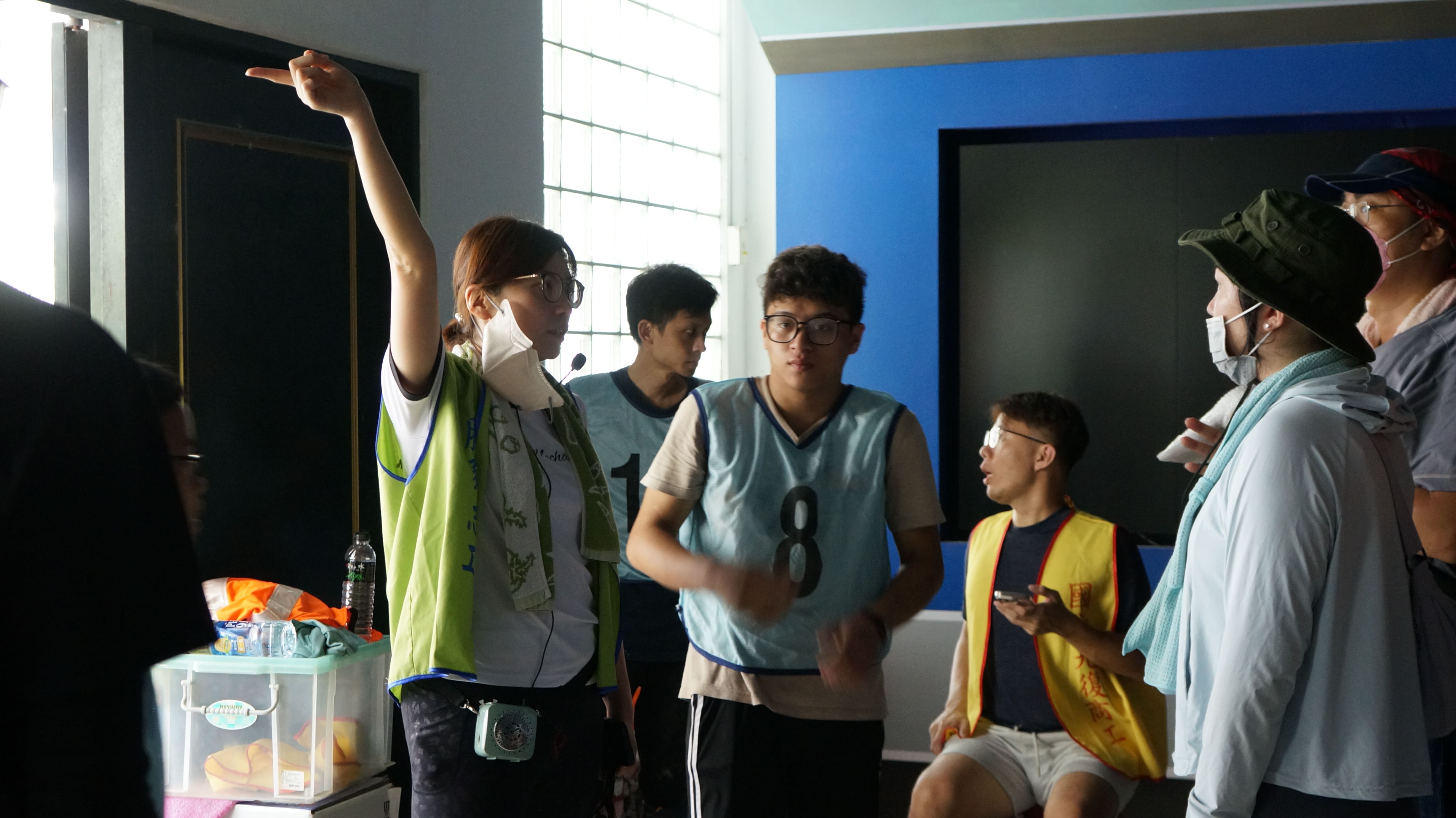 光復商工校方自發性組成救災團隊，師生們共同投入救災，期望早日回歸校園生活。　圖／志工楊凱傑提供