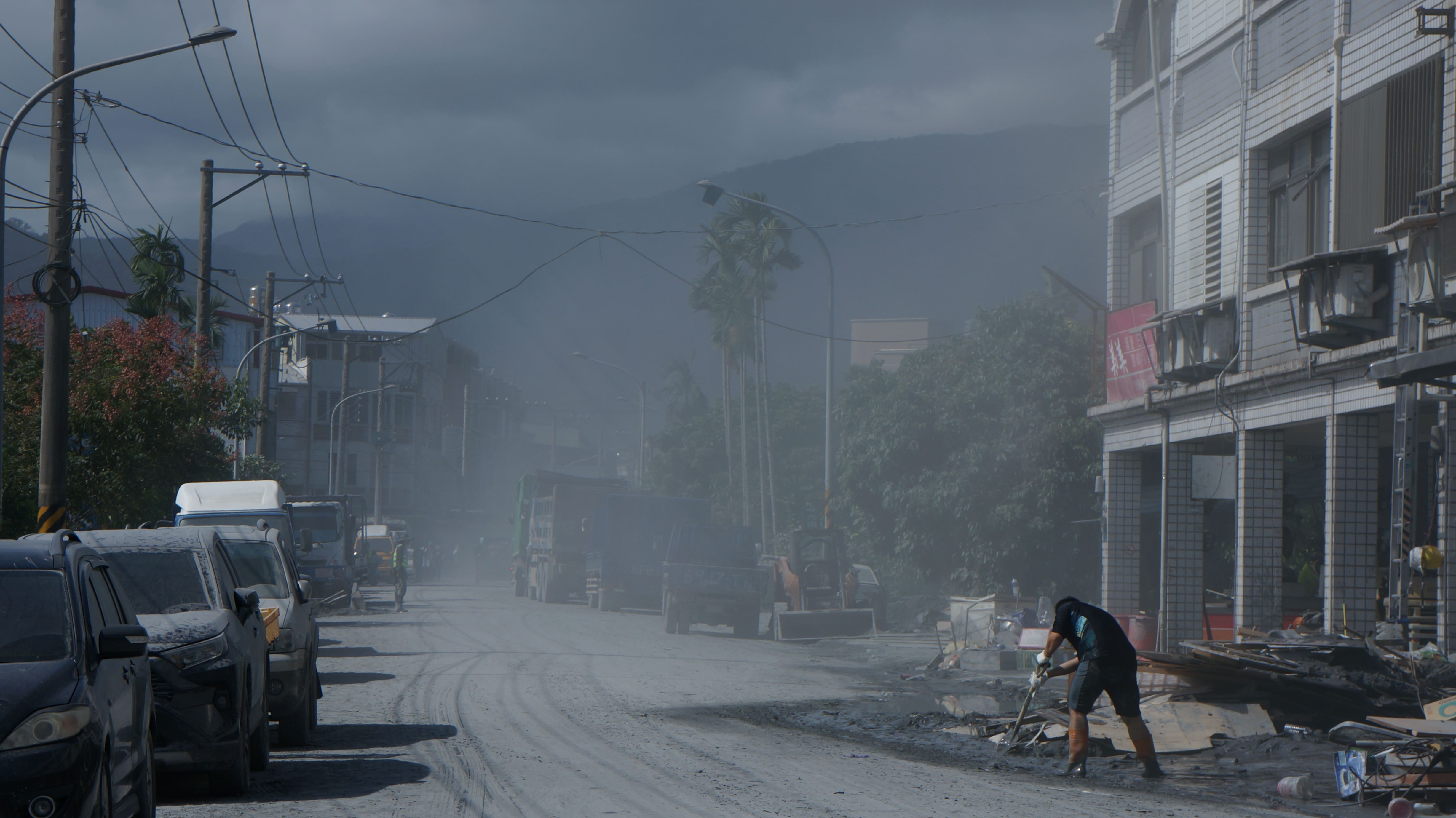 光復鄉塵土飛揚，堆積大量淤泥，整個城鎮和街道都蒙上了一層灰。　圖／志工楊凱傑提供