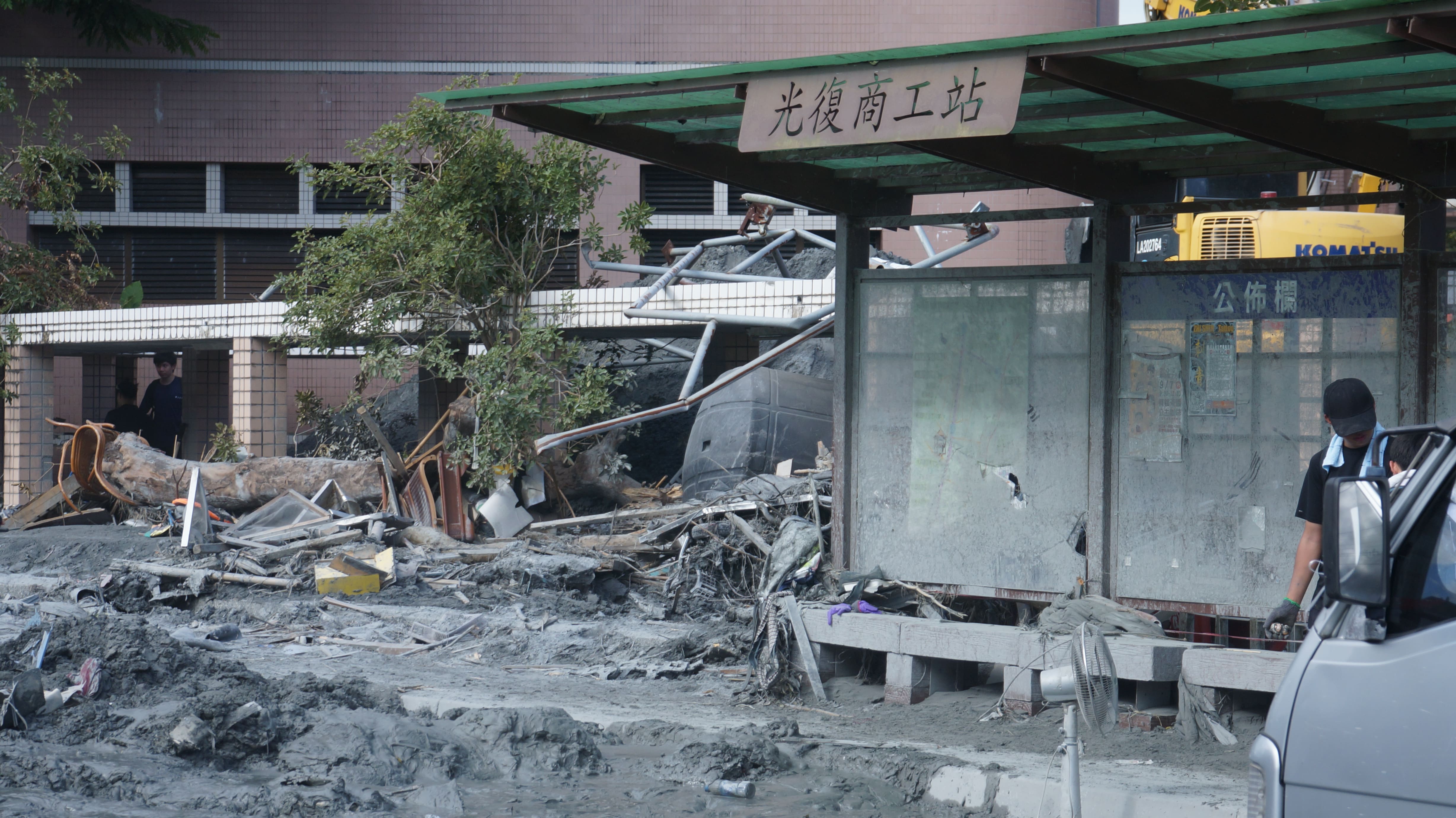 光復商工被大量泥沙沖刷，一樓教學空間幾乎全毀，公車站也堆積大量殘骸。　圖／志工楊凱傑提供