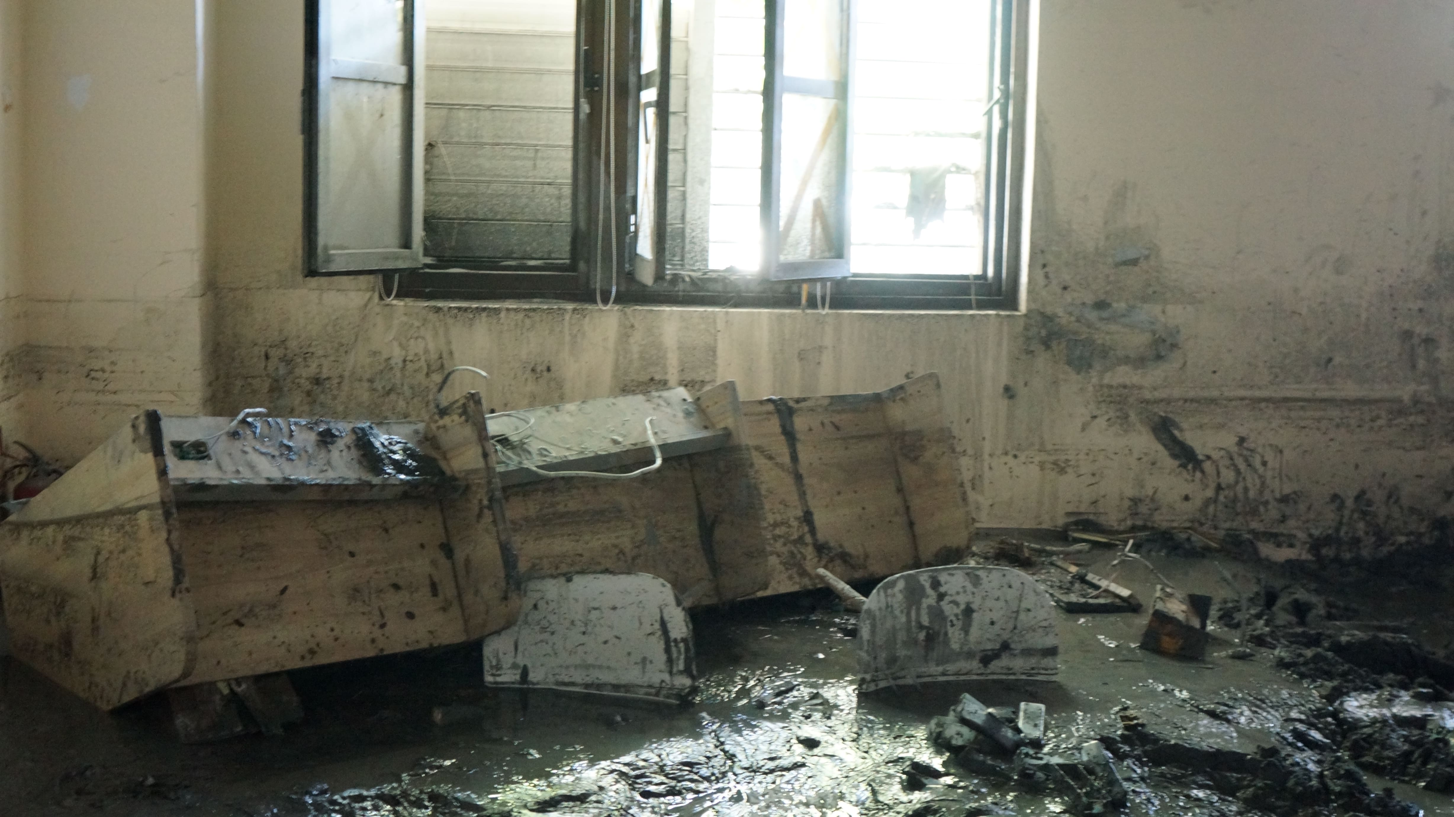 光復商工宿舍完工一年，就被泥沙沖刷，自習室課桌椅倒下，滿地遍佈泥濘。　圖／志工楊凱傑提供