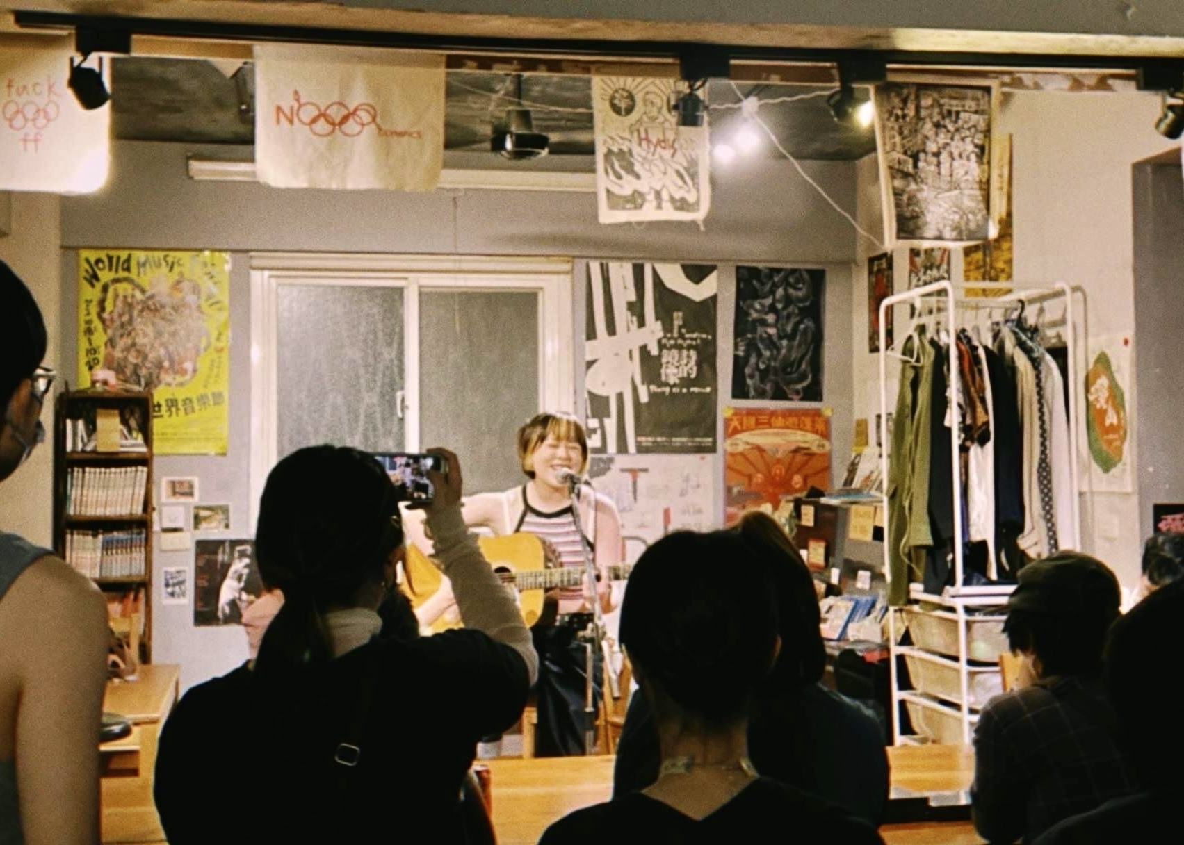 毛瑞琳曾與「打倒三明治」、「我是機車少女」等樂團合作。圖為他與「非人物種」主唱鄭光顯的演出。　圖／毛瑞琳提供