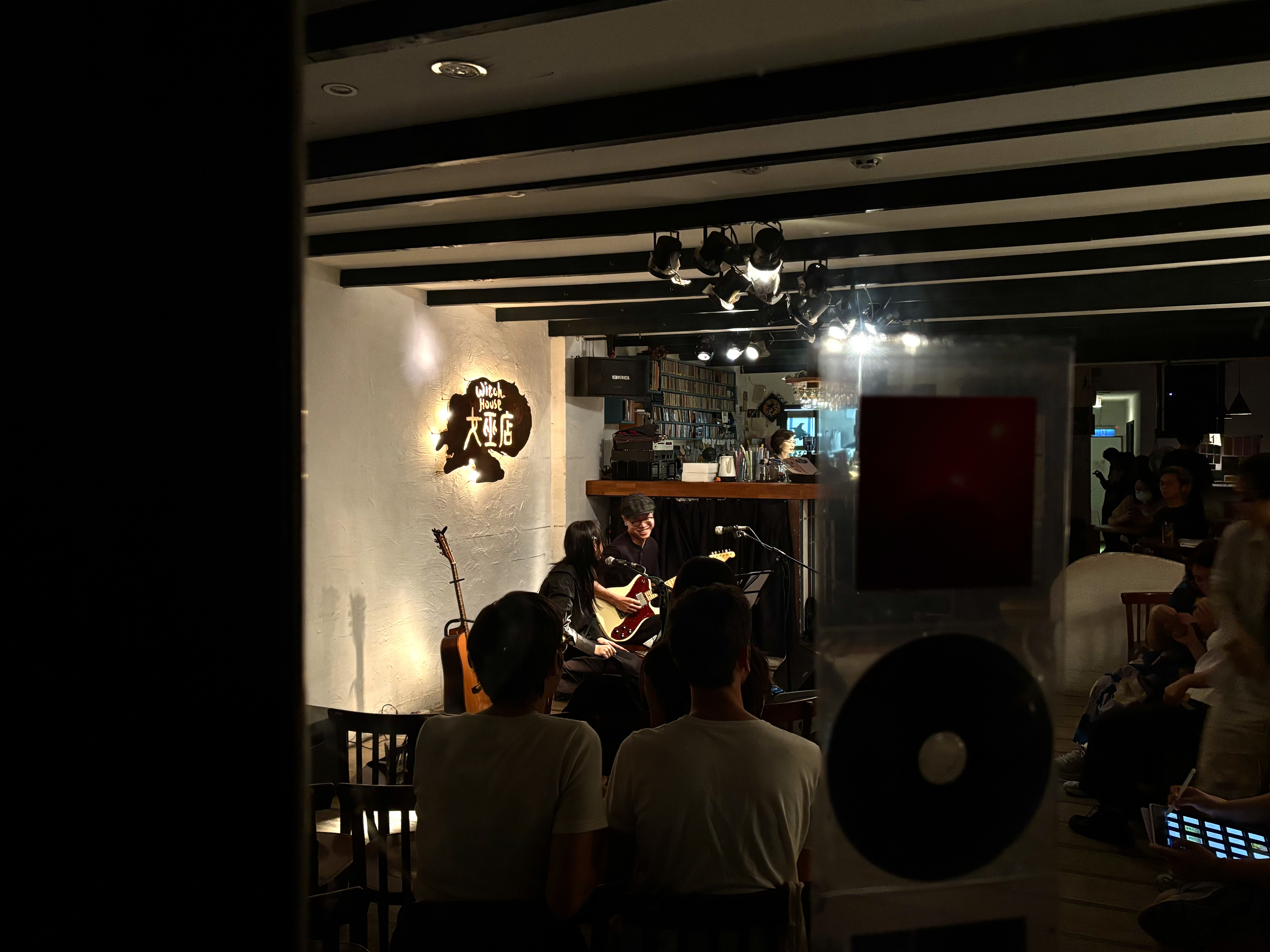 此次回歸女巫店表演，毛瑞琳攜同吉他手王廷宇，以兩把吉他的配置改編多首歌曲。　圖／黃律齊攝