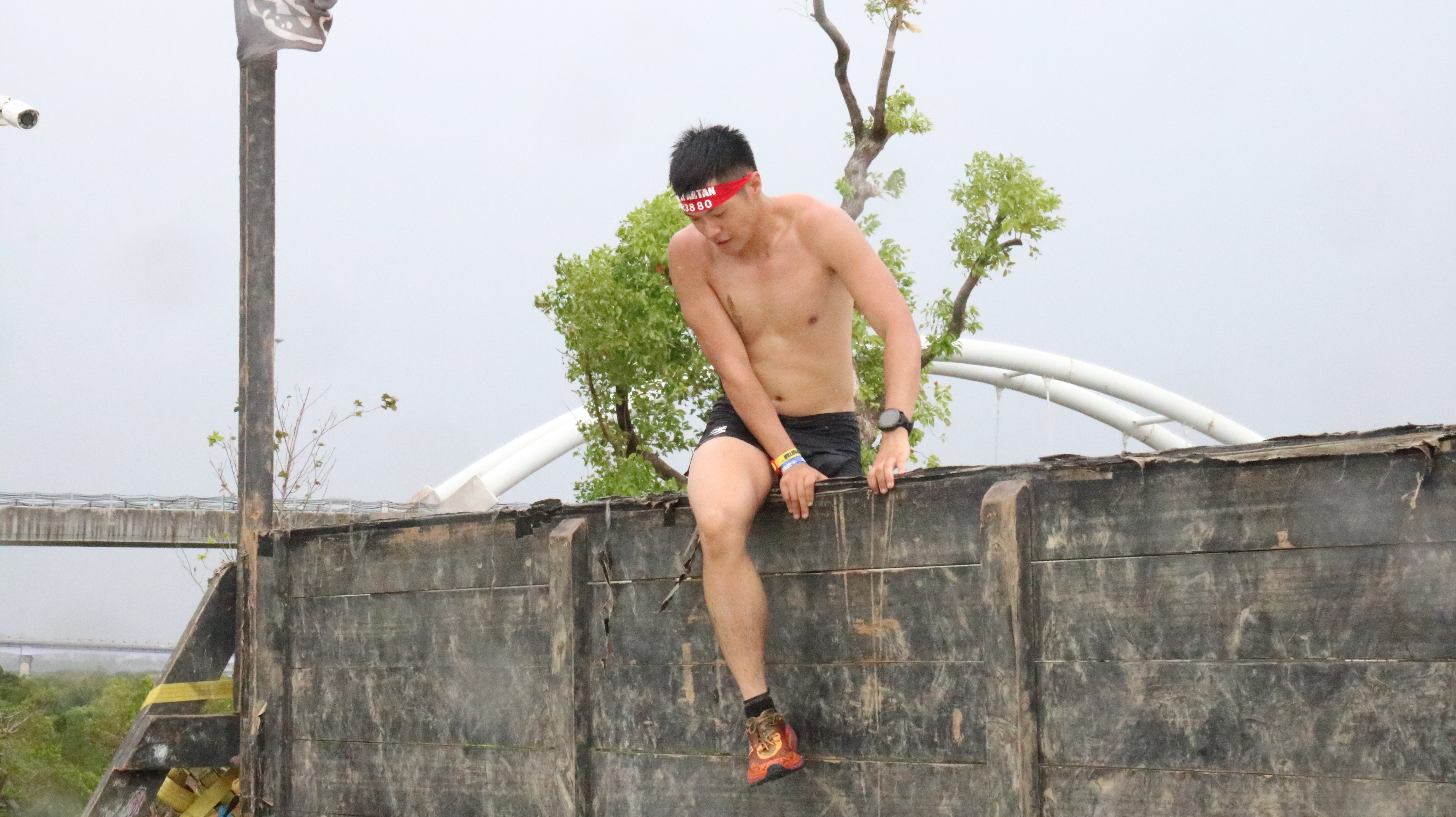 障礙賽的關卡之一，需翻越約180公分高的木牆，考驗選手們的肌力、協調性及柔韌度。　圖／陳筱雯攝