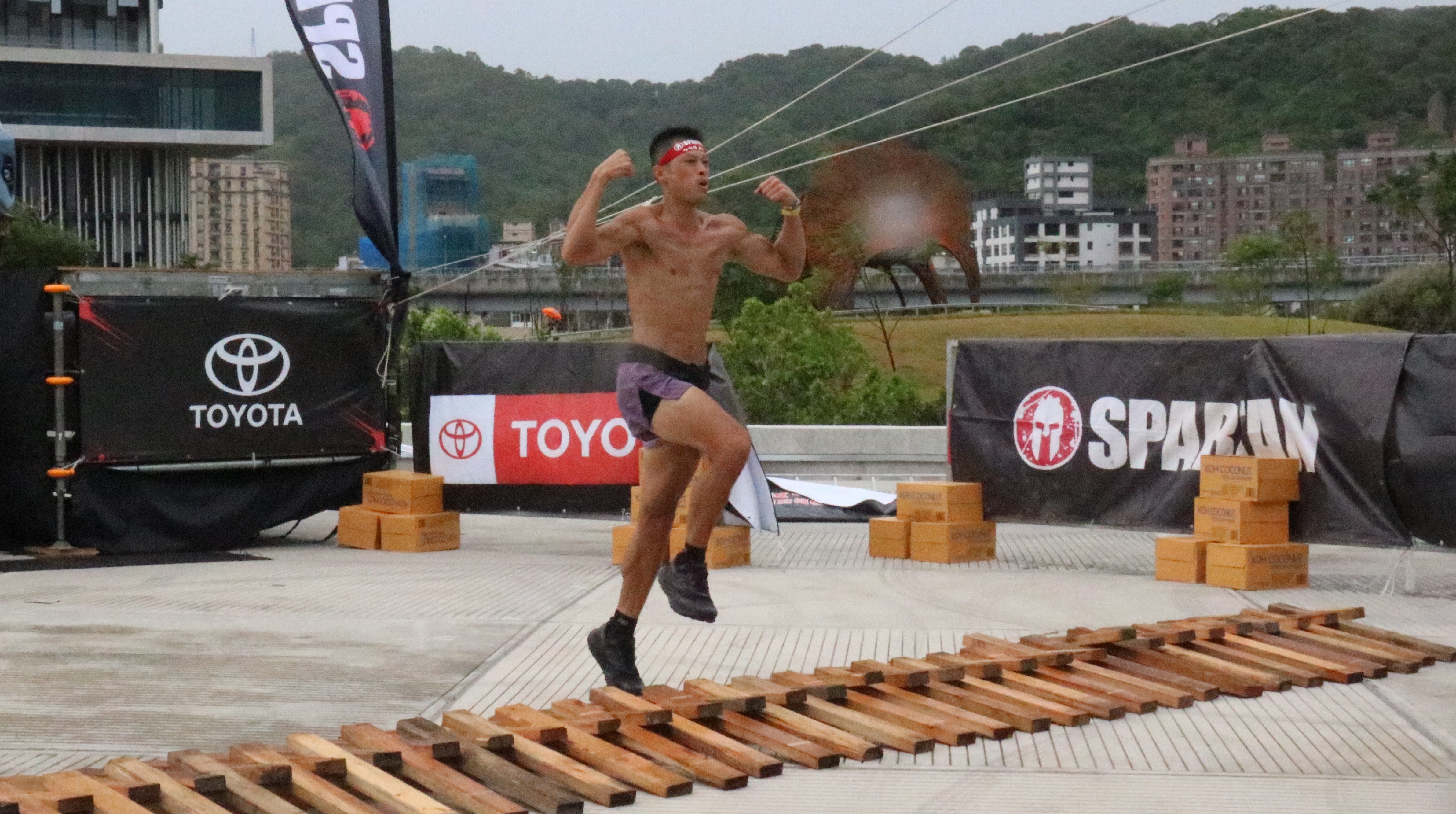 即使下雨也澆不熄選手們的熱情，縱使全身沾滿泥土，依然奮力地跑向終點。　圖／陳筱雯攝