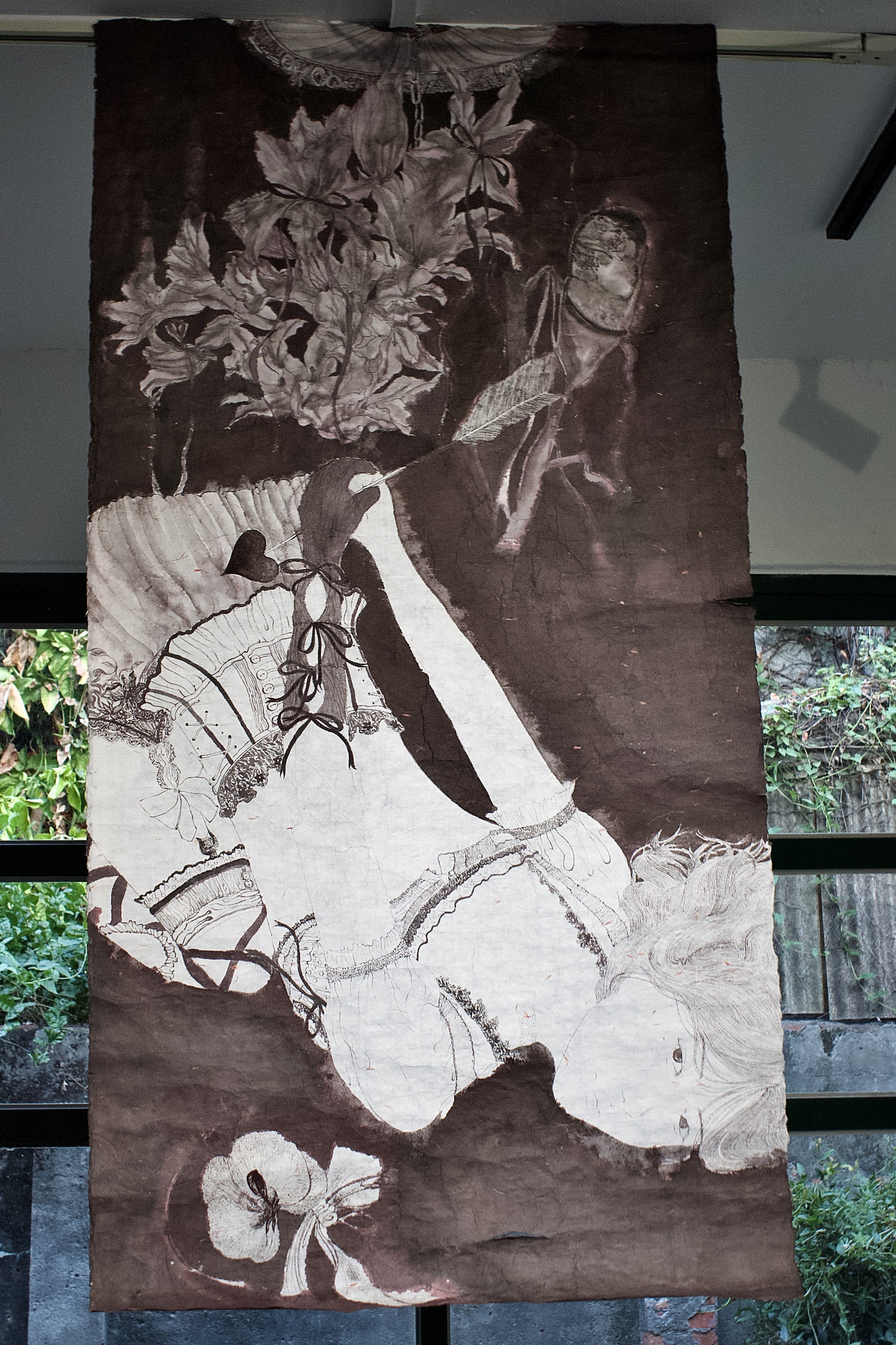 朱瀠綺的作品中常出現植物元素，他表示，希望植物在作品中能成為比人物更具生命力的存在。　圖／蔡得曦攝