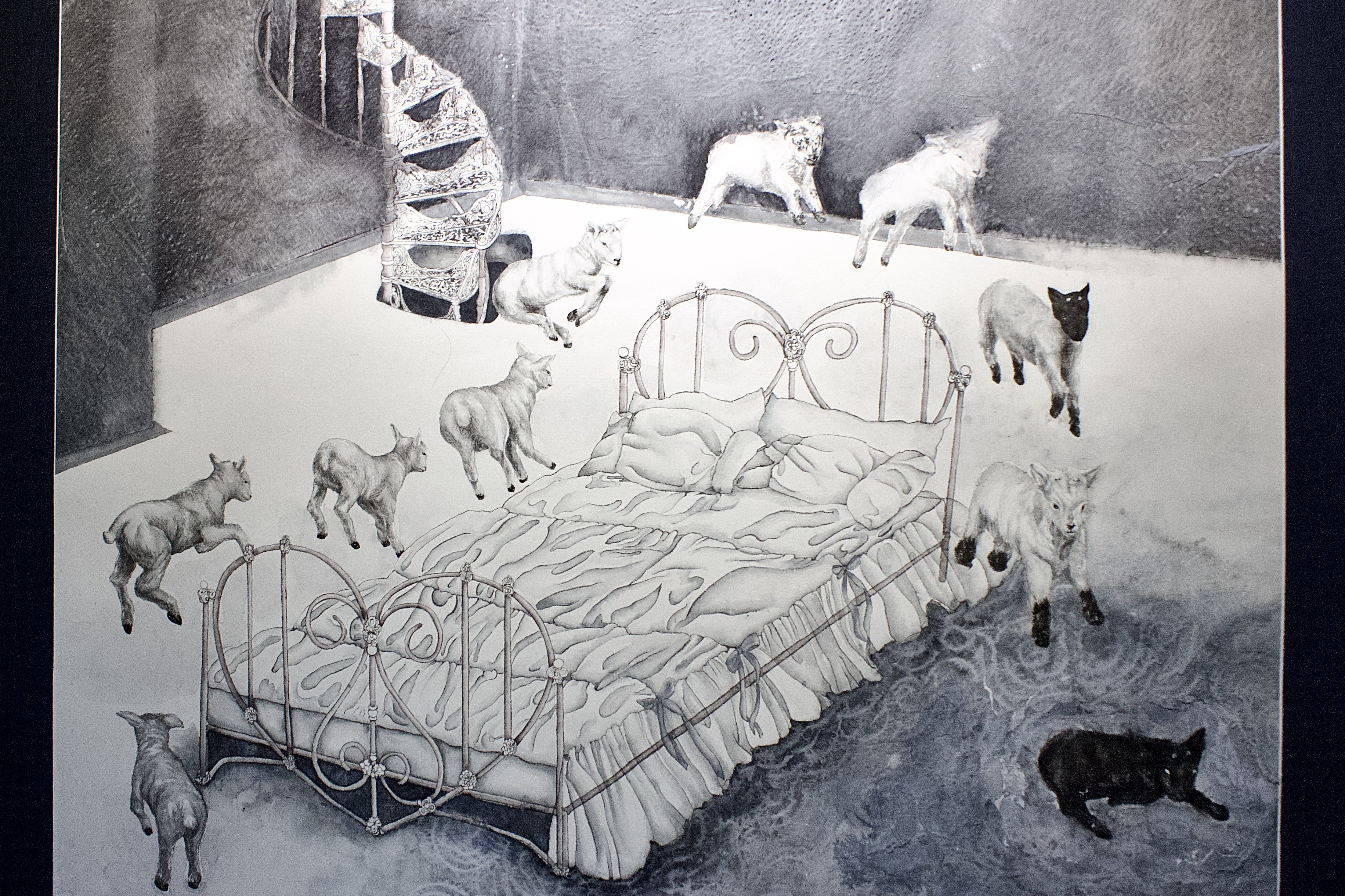 朱瀠綺說明，〈翻身〉透過刻意留白與抹除人物存在，形塑觀眾自由代入想法的空間。　圖／蔡得曦攝