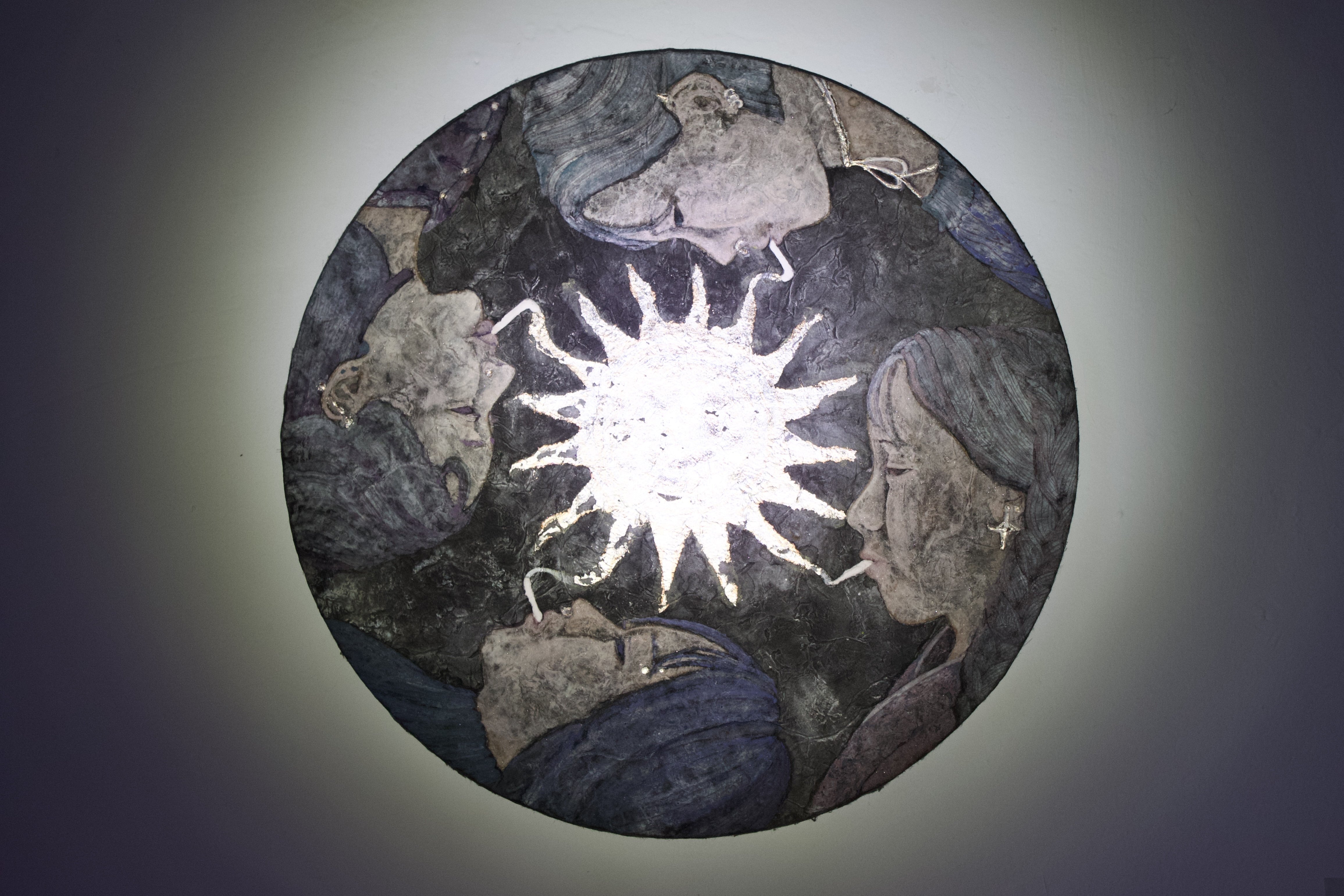 朱瀠綺鼓勵觀眾以手電筒光線觀賞〈我們是太陽的女兒〉，透過光線反射強化視覺效果。　圖／蔡得曦攝