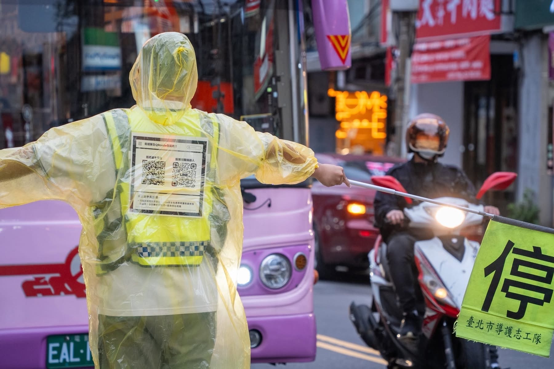 游博安說：「下雨時，我們仍在導護。人心是肉做的，人們受到感動後更願意去了解議題。」　圖／曹敦閔提供