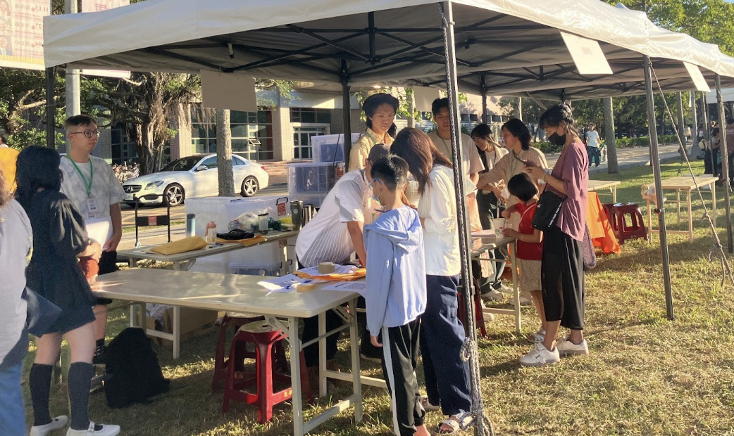 清大學生以志工的形式協助嘉年華進行，為現場民眾介紹現場攤商以及兌換活動獎品。　 圖／蔡孟安攝