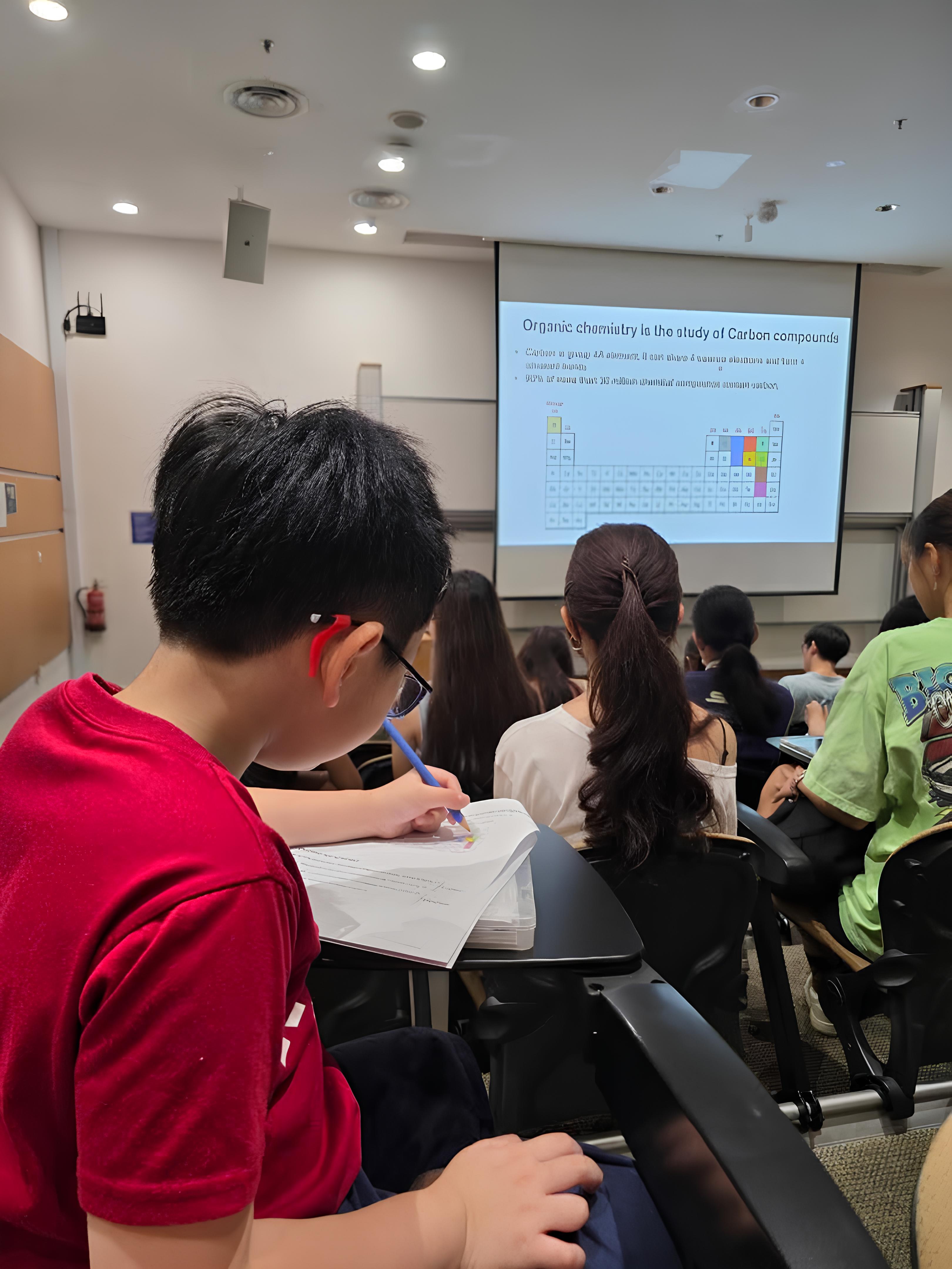 在旁聽課上，關穎恩跟著教授的講解逐步整理課堂重點，展現出高度專注的學習態度。　圖／鄭婕儀提供