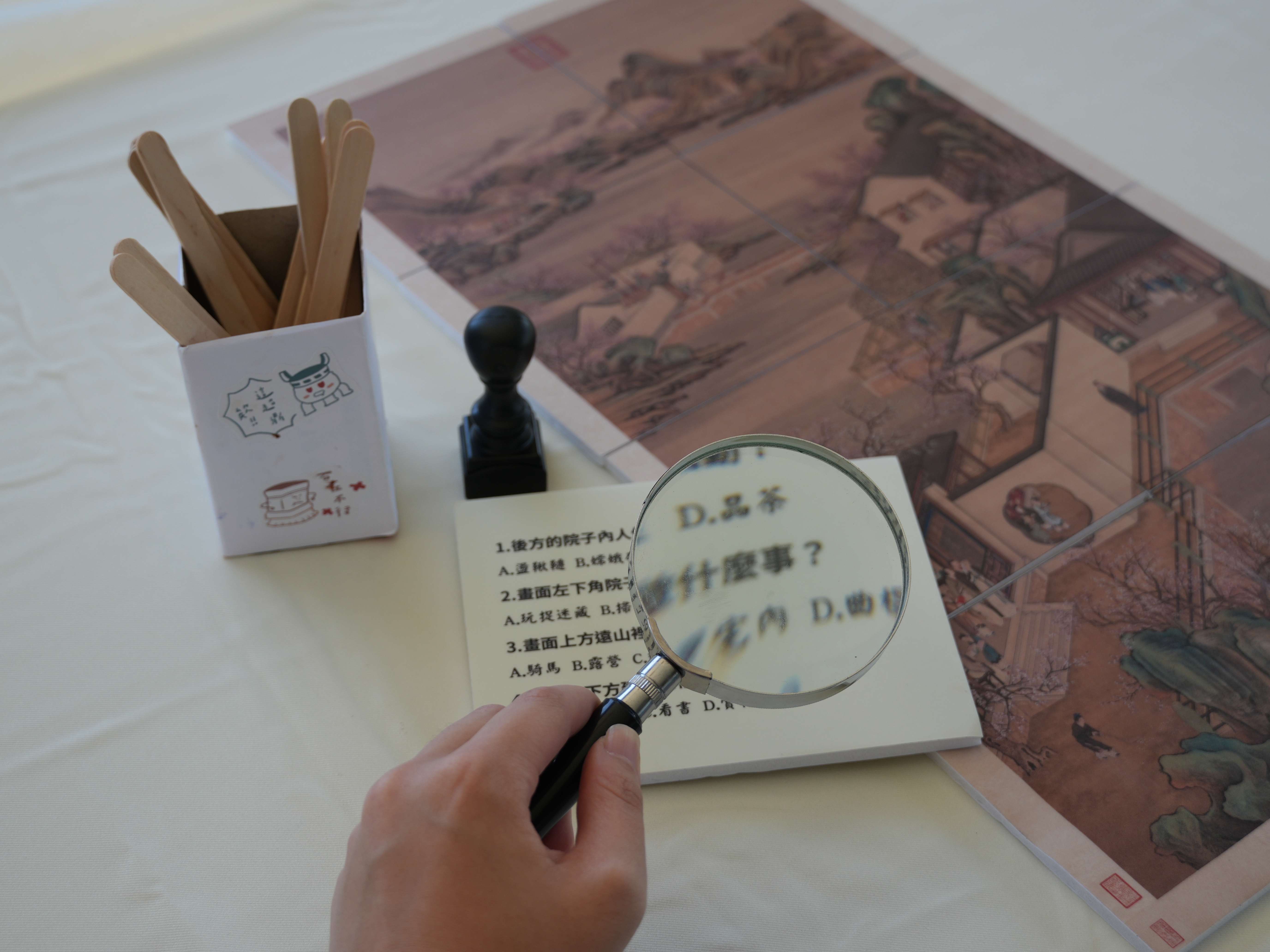 「畫中有話」邀請參與者拿起放大鏡尋找《清院畫十二月令圖》線索，探索古人四時生活的細節與節慶習俗。　圖／黃暐喬攝