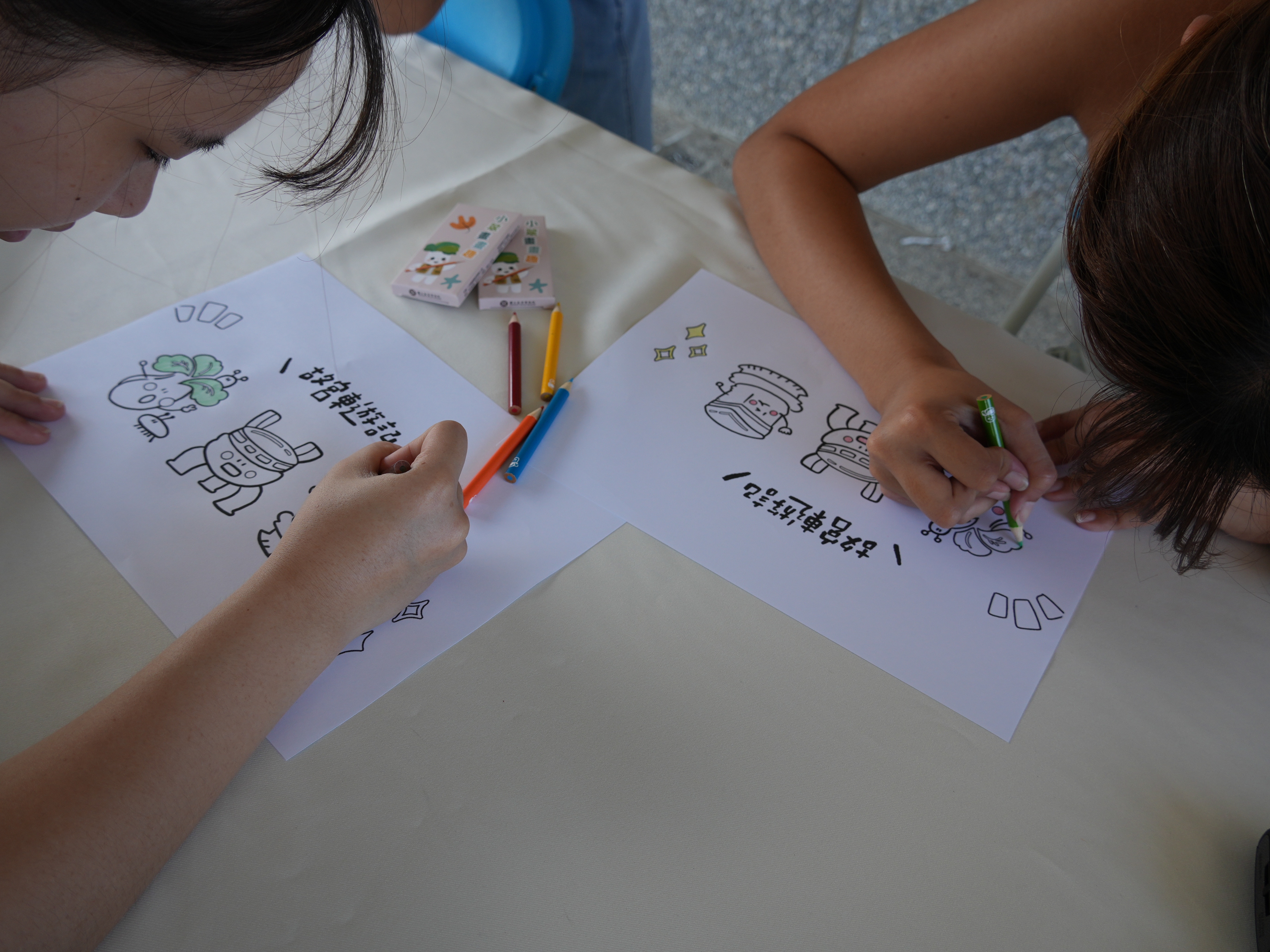 活動以文創結合故宮經典，讓孩童參加插畫上色的過程，藉此認識故宮三寶。　圖／黃暐喬攝