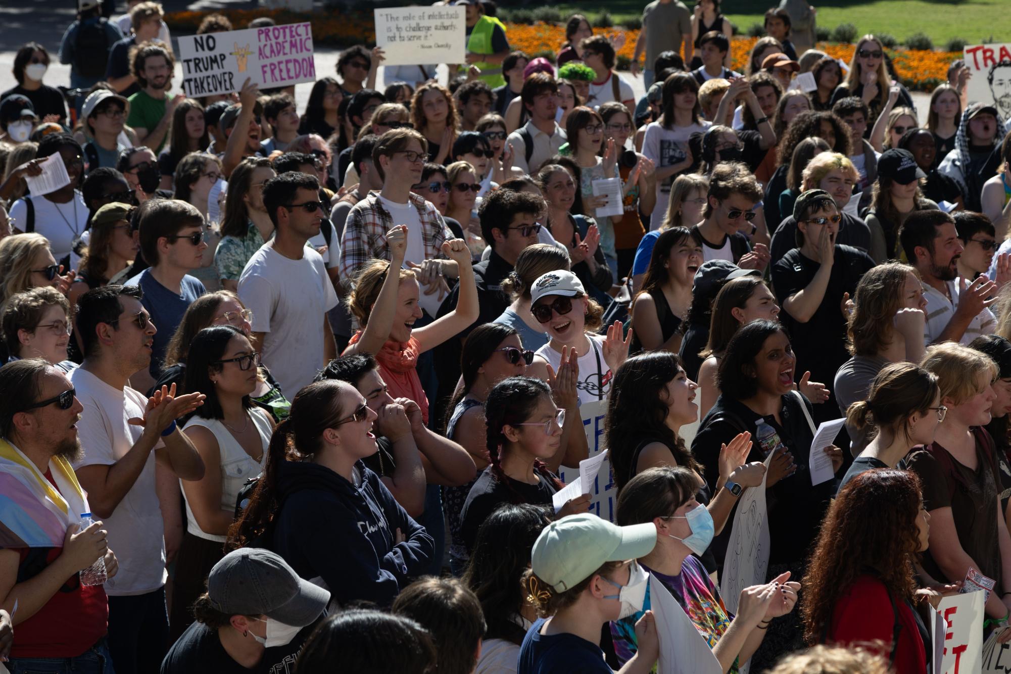 抗議學生舉起雙手和抗議牌，一齊喊出口號。　圖／Naina Srivastava提供