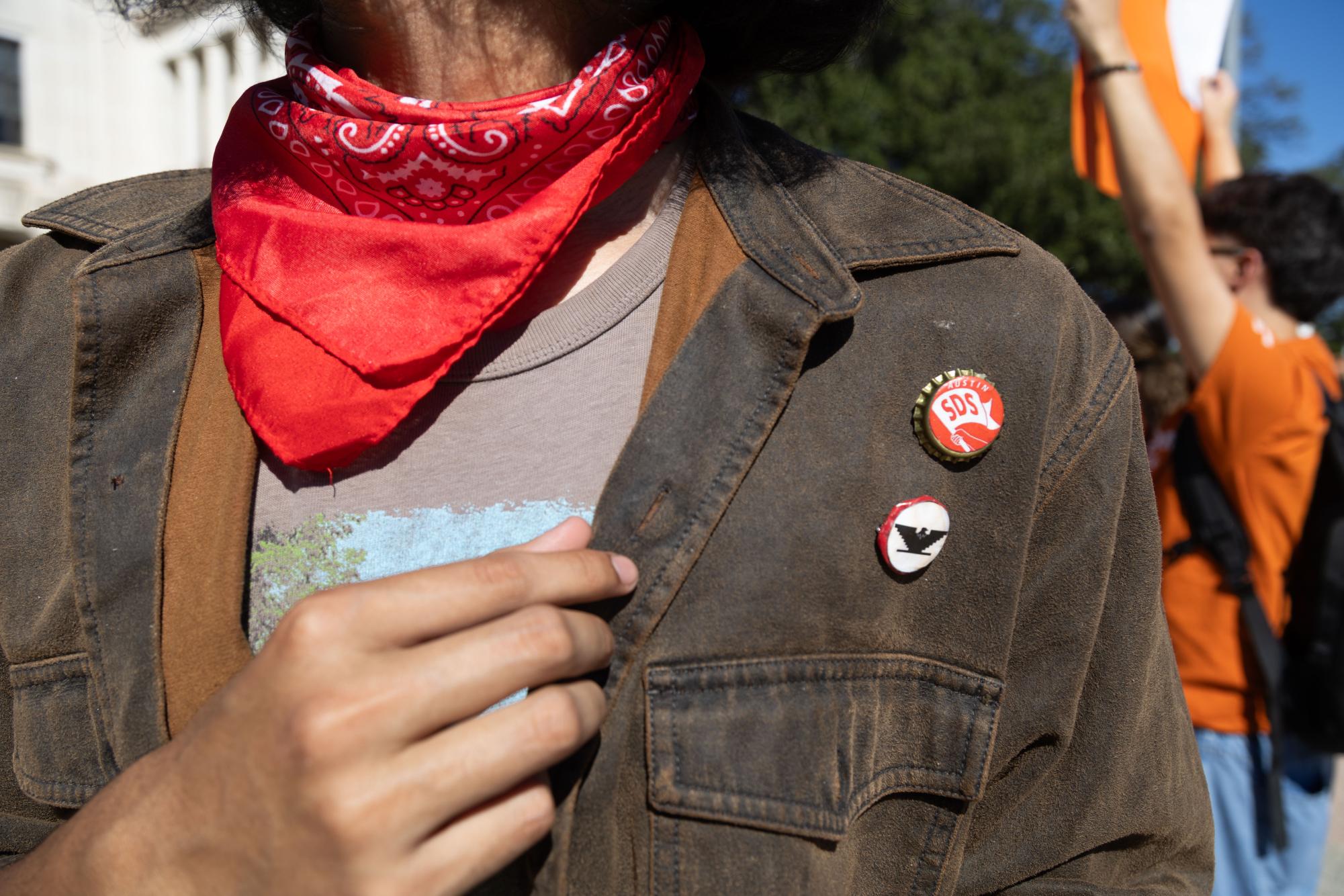 學生別上學生民主聯盟徽章上街支持抗議行動。　圖／Naina Srivastava提供