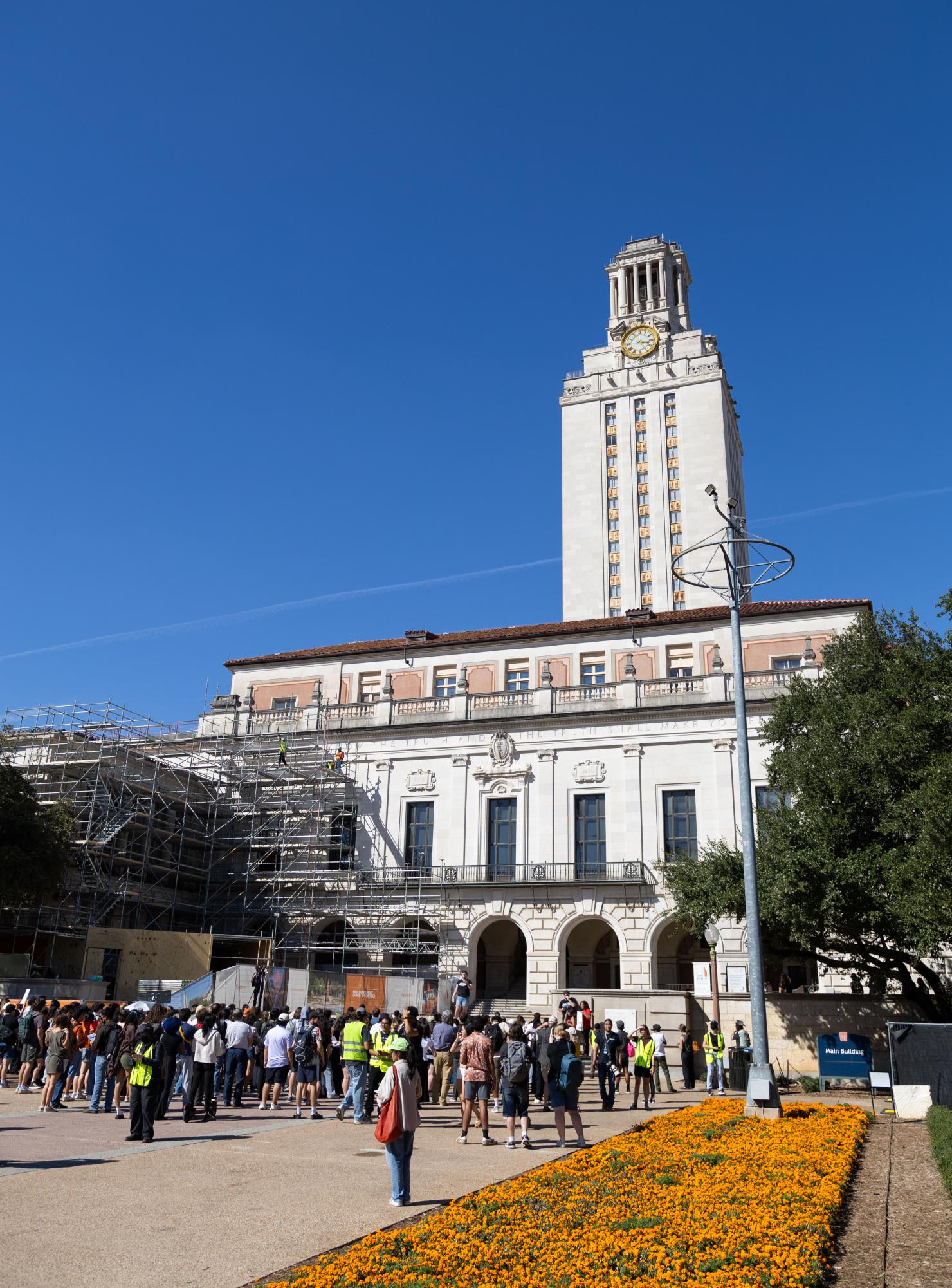 德大奧斯汀分校塔樓外聚集許多抗議民眾，為反對校方自行表態與川普達成《高等教育卓越條約》。　圖／Naina Srivastava提供