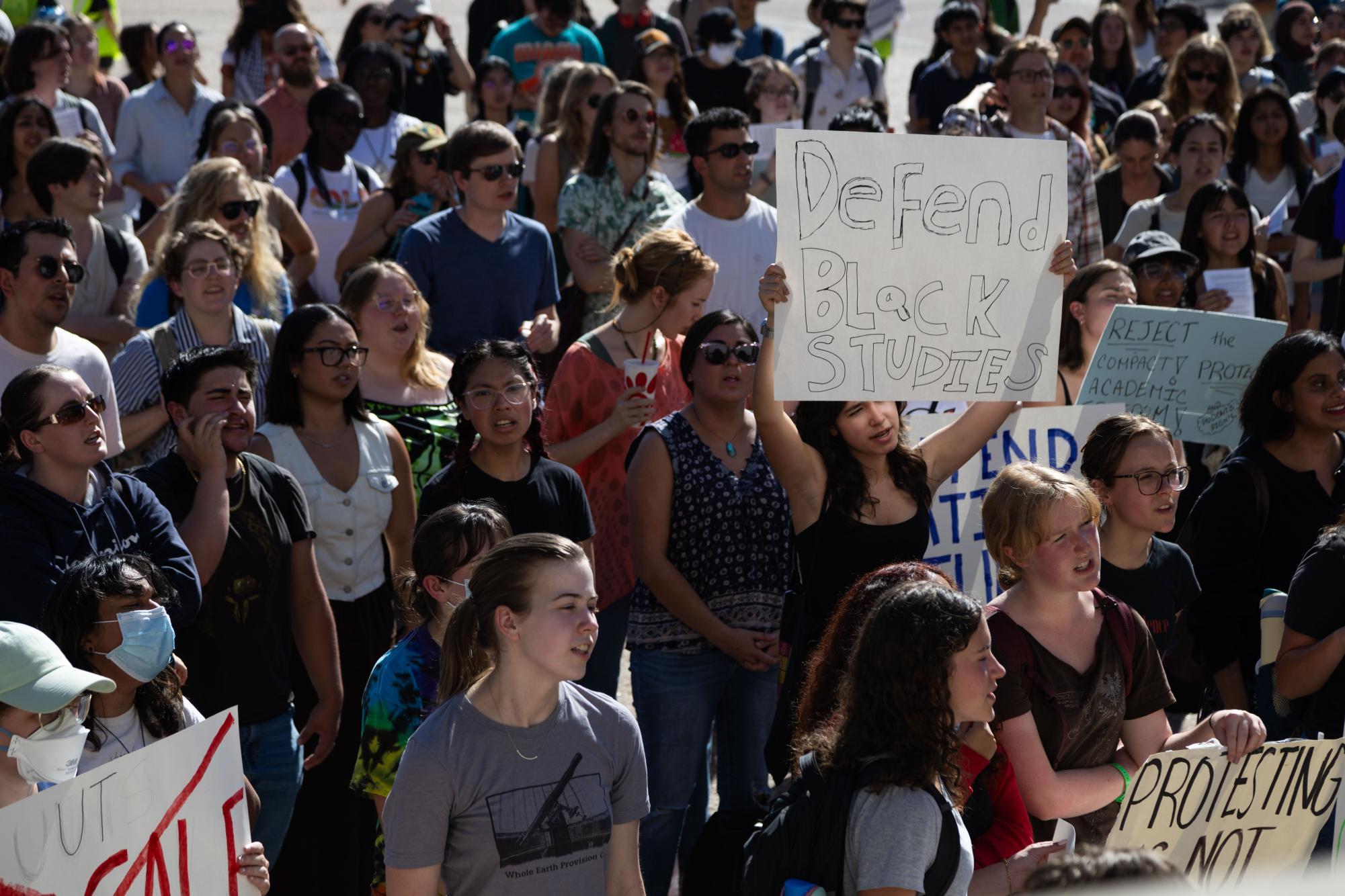 許多學生到場參加抗議活動，舉著捍衛抗議條約的看板，表達拒絕協議的決心。　圖／Naina Srivastava提供