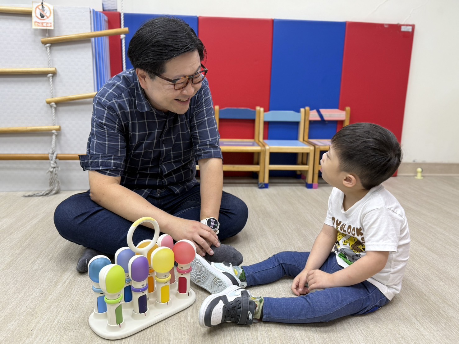 唐氏症兒童使用「BALABIBOP」進行復健訓練，透過互動遊戲激發學習興趣。　圖／陳儀庭提供