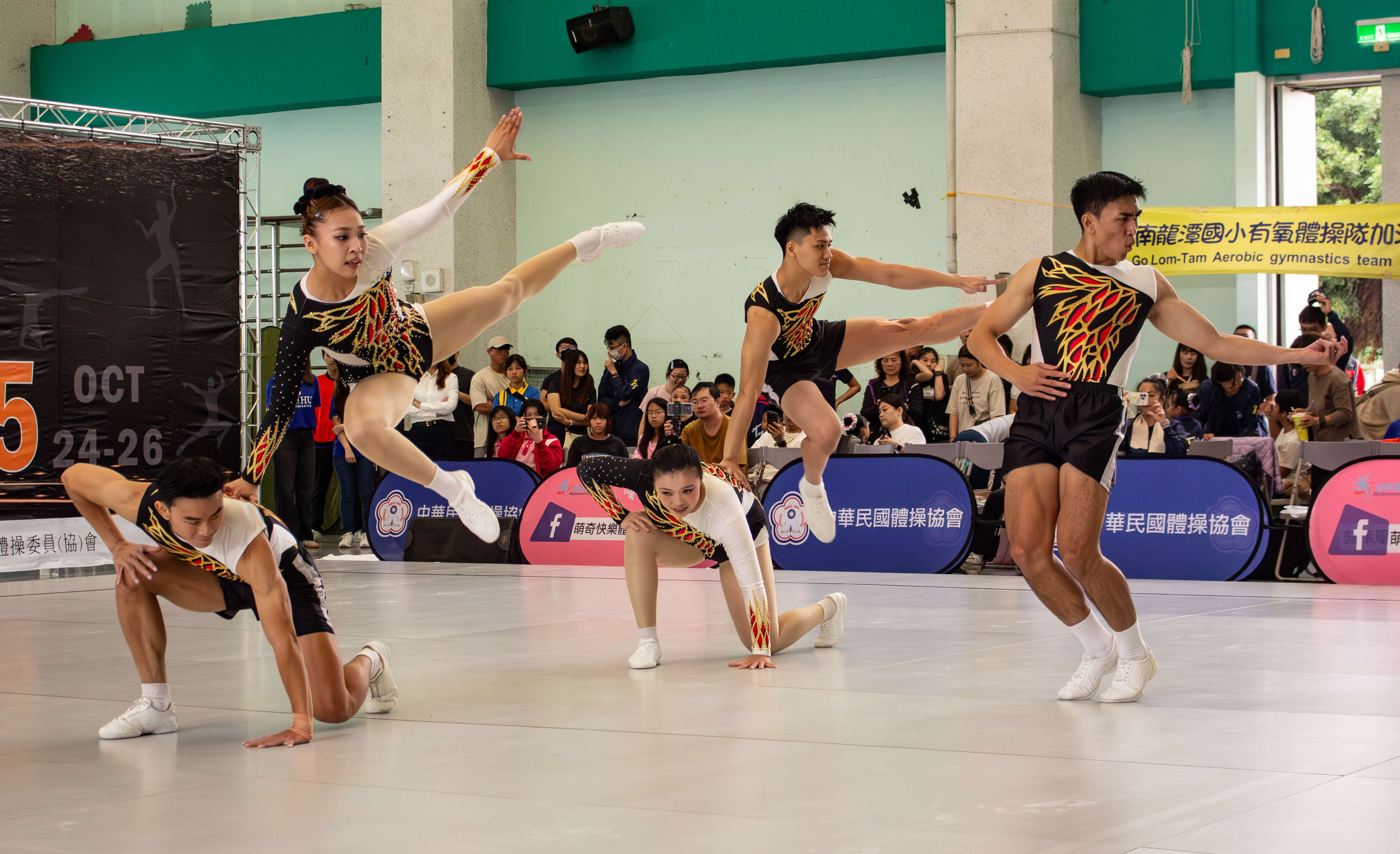 大專社會五人組雖僅有國體參賽，整齊劃一的動作與默契配合，贏得觀眾喝采。　圖／林婷妤攝