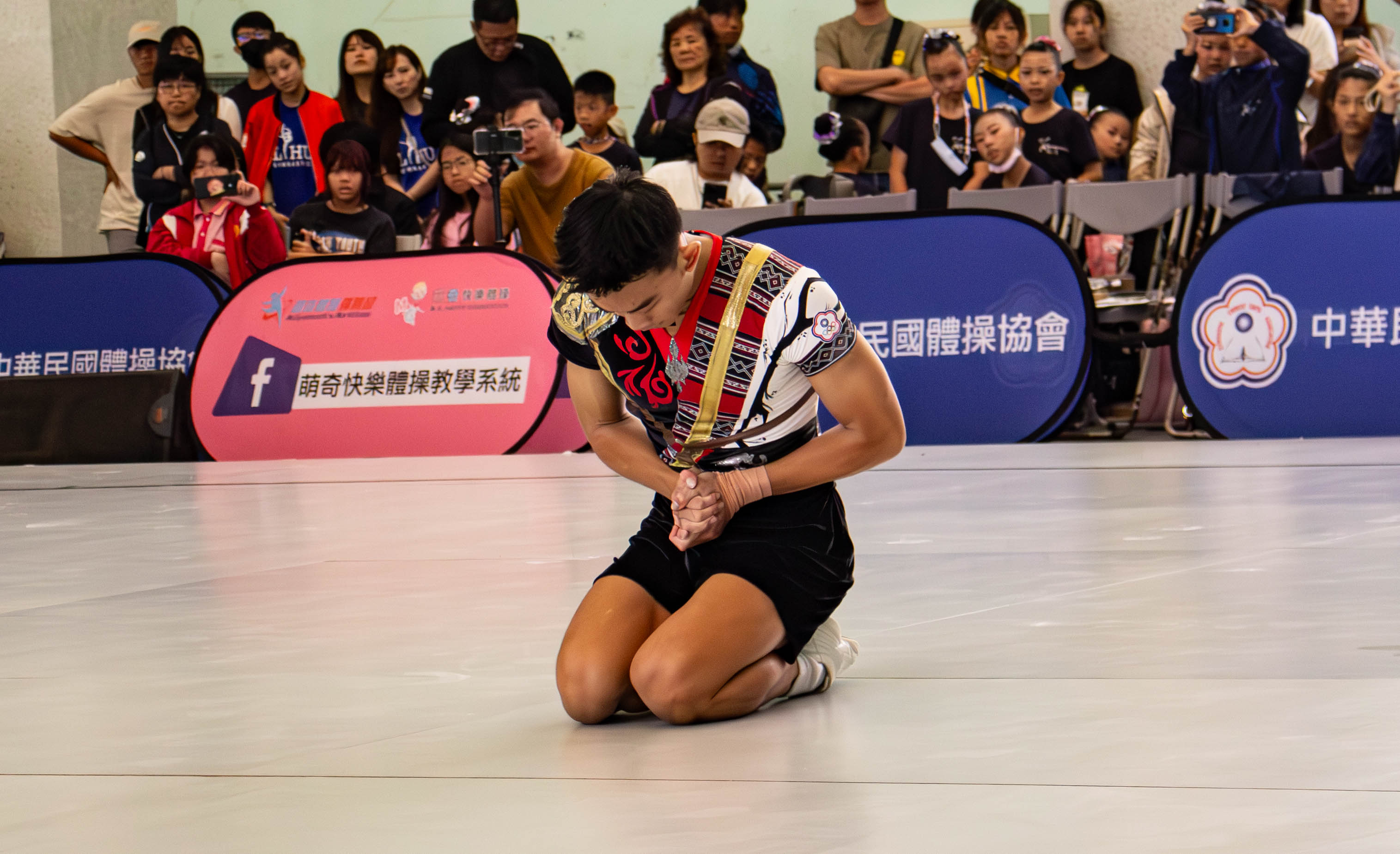 魏連軍以「持刀自盡」手勢收尾，將電影中沉重的氛圍完整呈現於賽場上。　圖／林婷妤攝