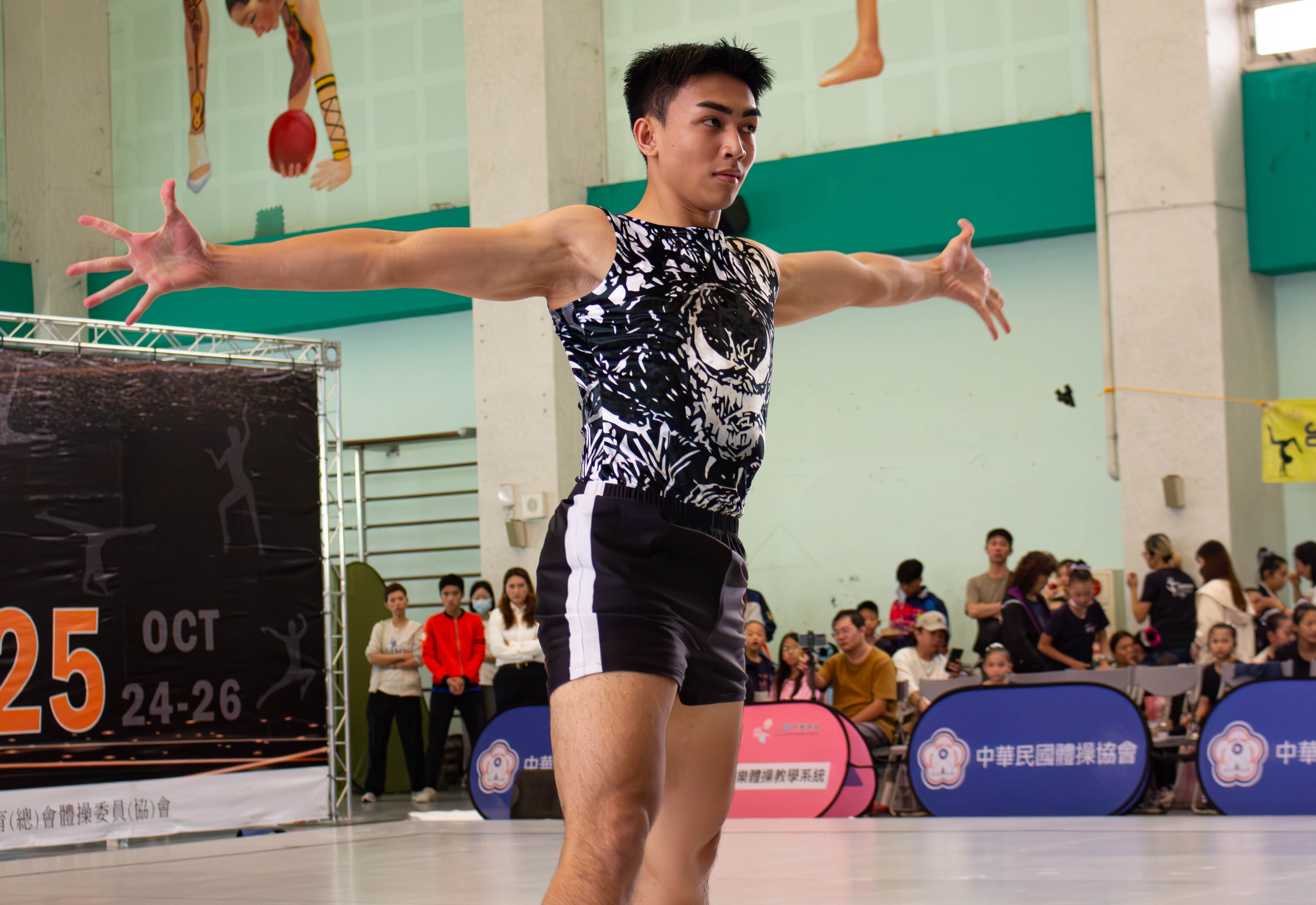 王宇晟說明，這次跳脫過往俏皮風格，以電影《猛毒》配樂呈現表演，服裝中也加入猛毒元素。　圖／林婷妤攝