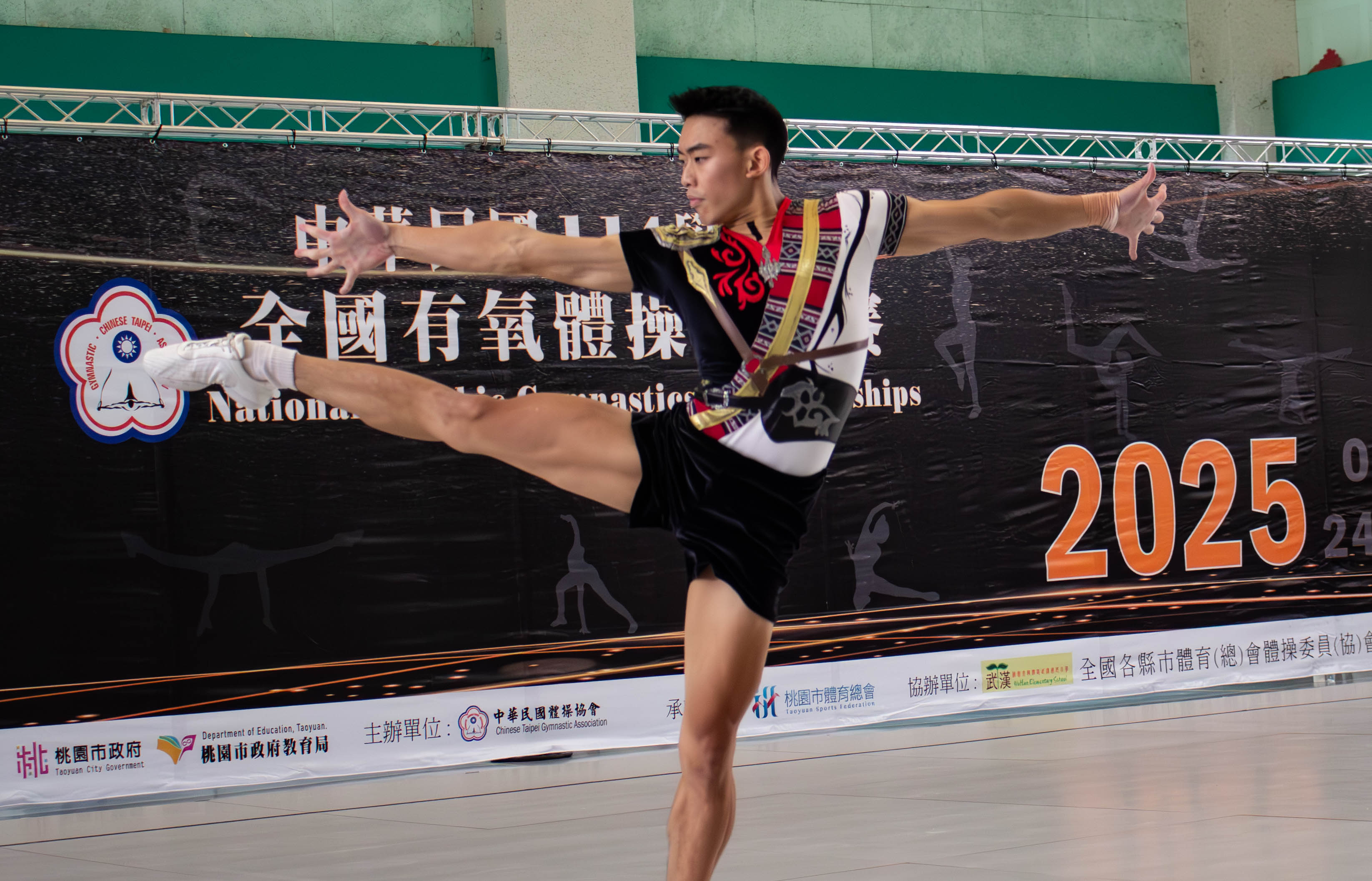 在有氧體操中，涉及伸直腿的動作，膝蓋與腳尖必須完全蹦直，否則將被扣除執行分數。　圖／林婷妤攝