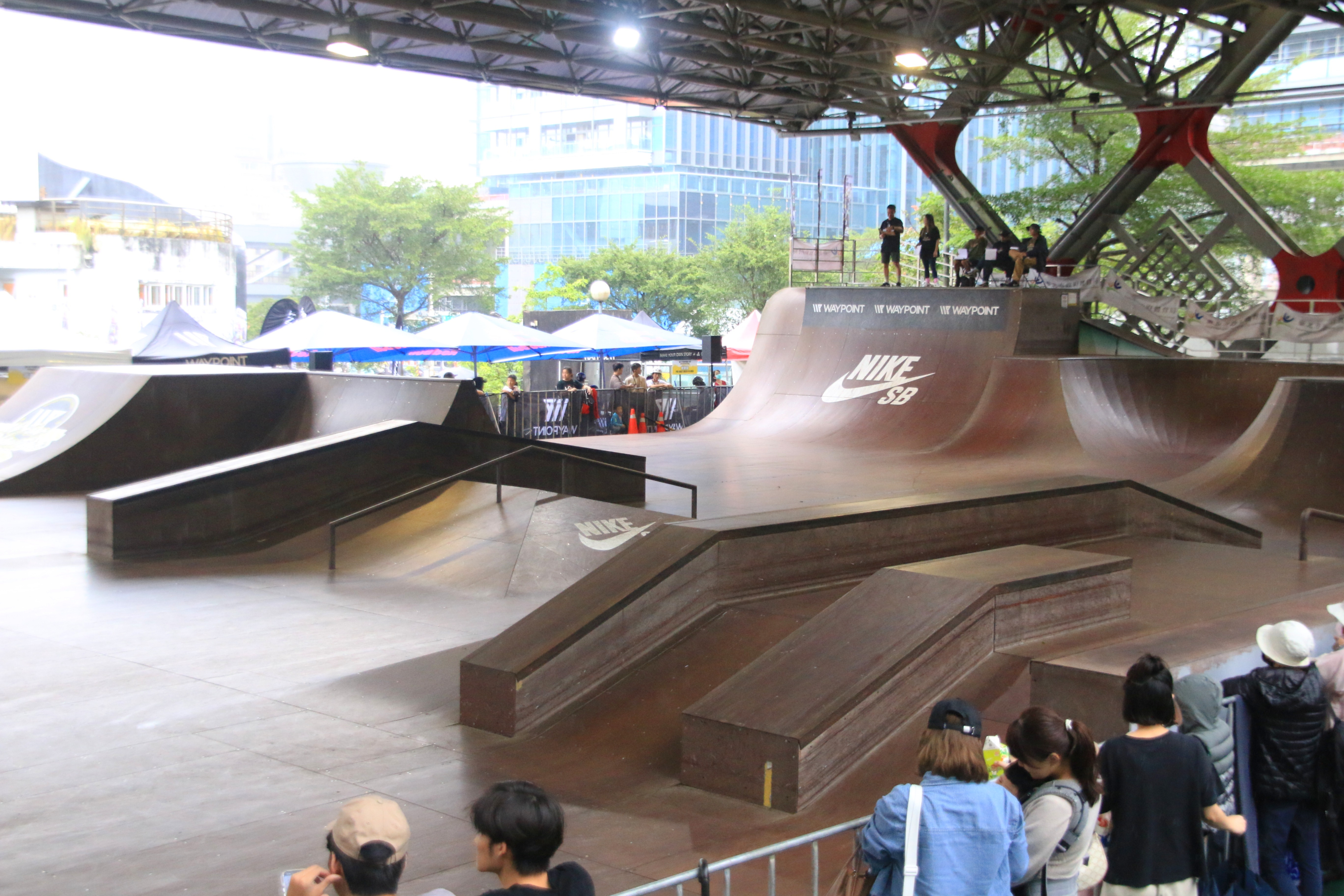 賽道分為街式和公園，前者仿照街道欄杆、階梯等，後者設計大量弧面，如人字坡、碗池，更利於空翻動作。　圖／林家慶攝