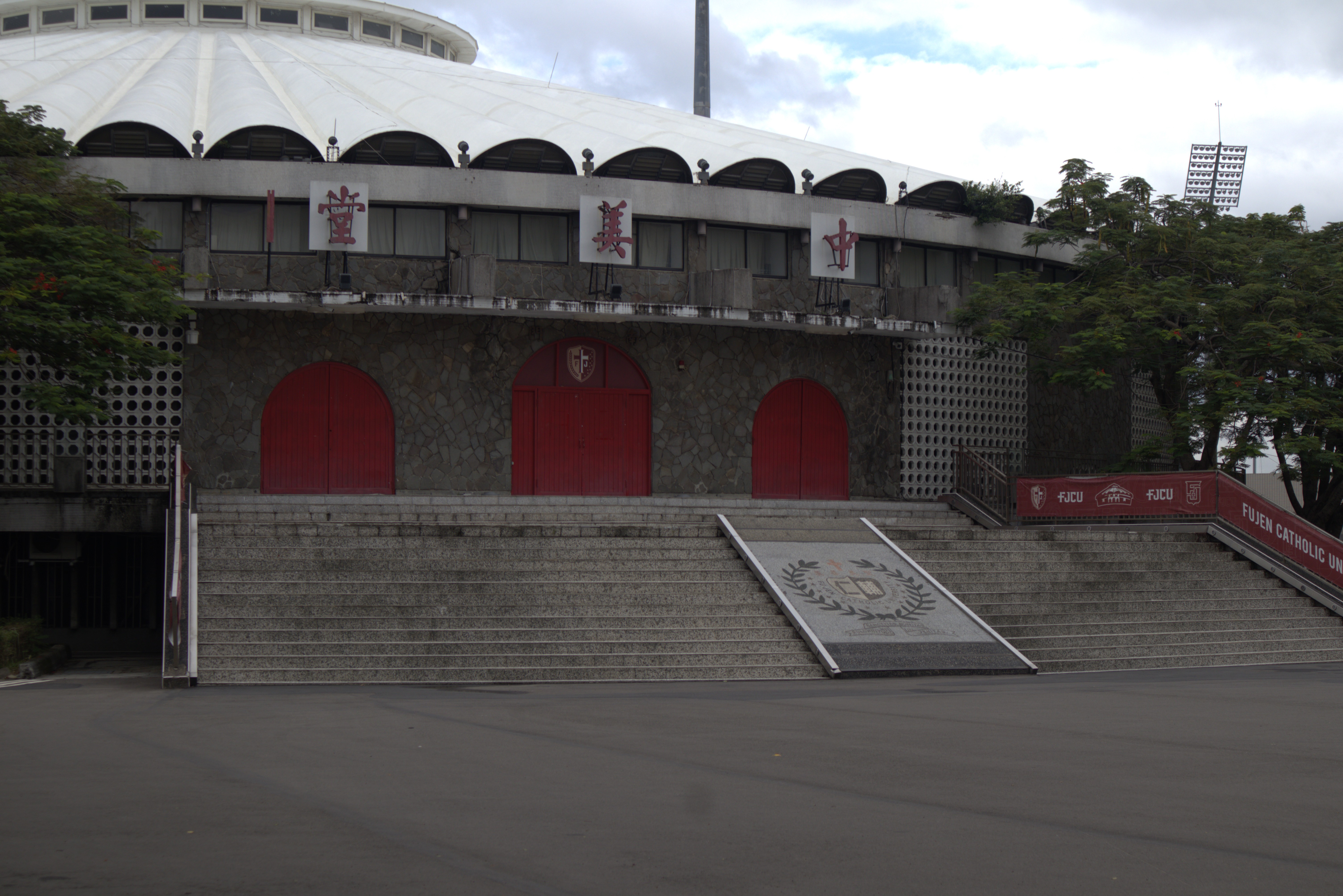 輔大中美堂前的風華廣場，向來是校內舉辦大型園遊會、社團聯展等活動的首選地點，近期卻政策上路而人潮略顯冷清。　圖／邱柏翔攝