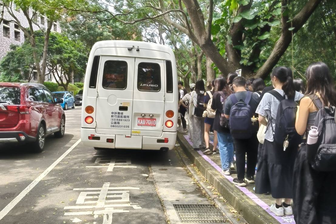 根據學生會的蹲點觀察，司機透過無線電互相協調，引導學生排隊、分流，著實協助學生改善乘車問題。 圖／清大學生會提供