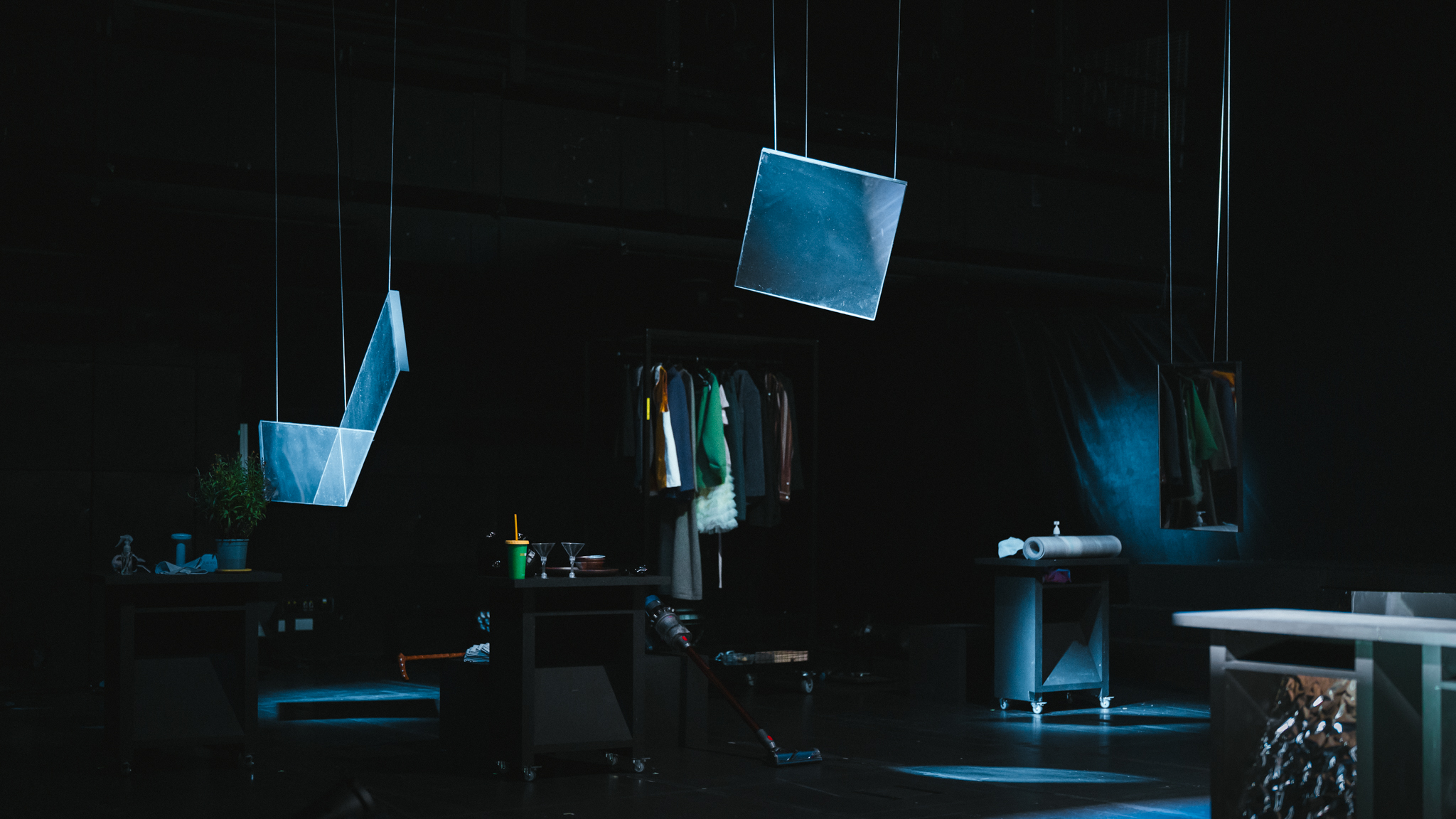 萬孟賢表示，《水水日常》的舞台設計以「鏡面」為主軸，象徵自我看待與社會目光的對照。　圖／陳宥中提供