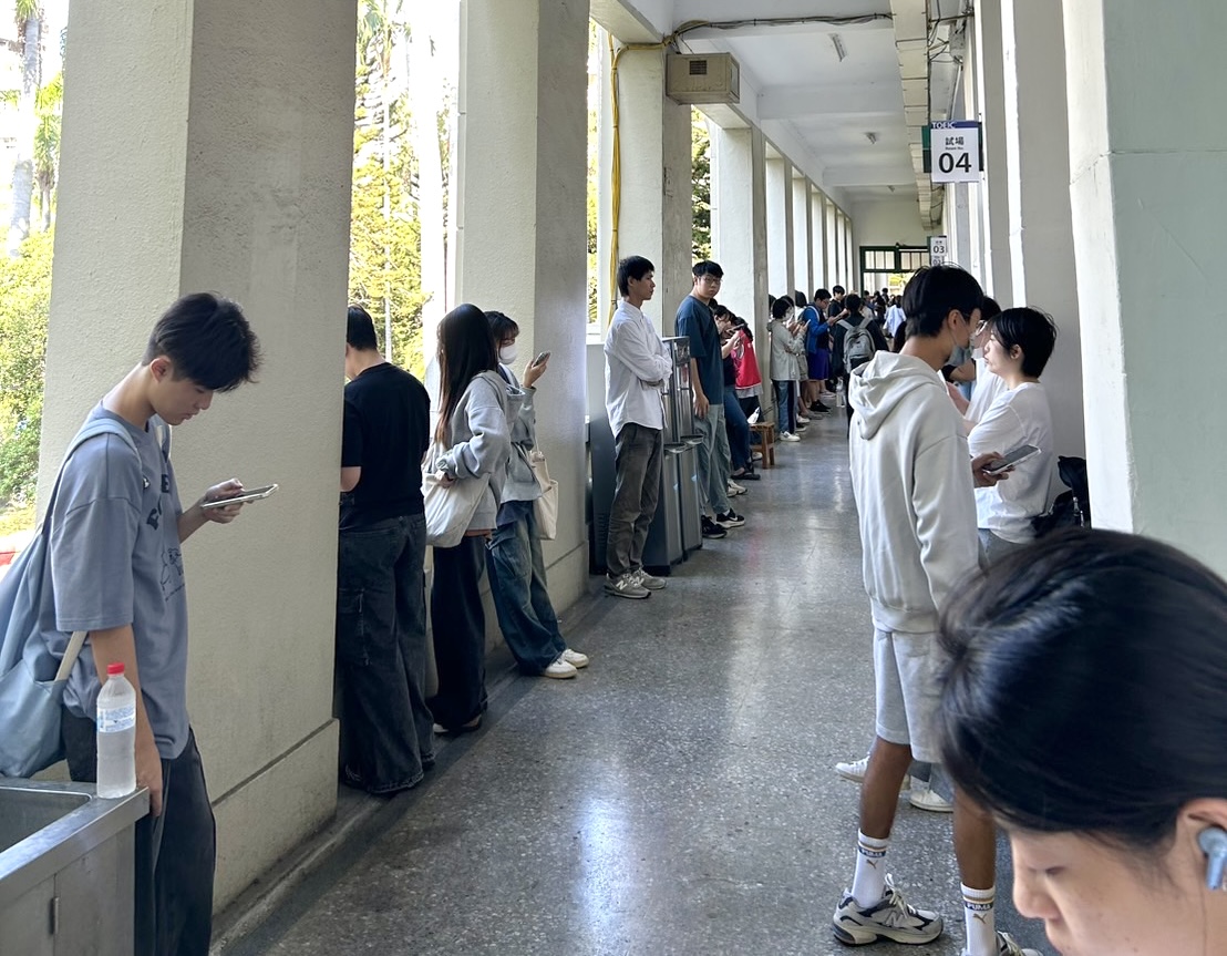 自大專院校將英文檢定納入英文畢業門檻後，帶起學生考取英文檢定的熱潮，圖為26日多益測驗之試場。　圖／小恩（化名）提供