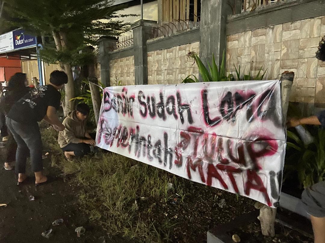 明古魯大學學生自發性懸掛布條抗議，要求政府正視淹水問題　圖／諾凡札提供