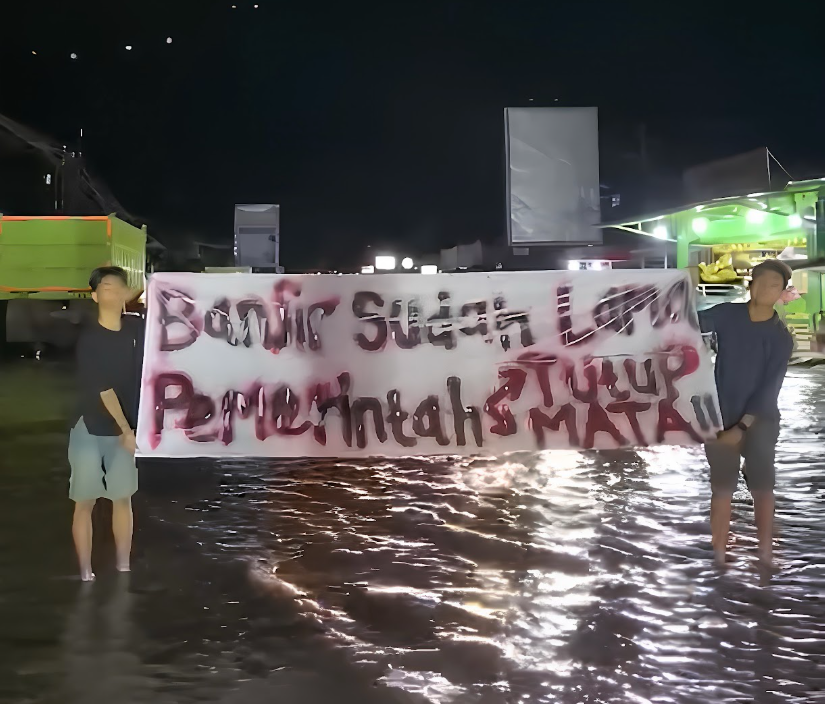 明古魯大學學生會在加里曼丹路上舉起抗議布條，「洪水發生這麼久，政府卻裝作沒看到！」　圖／諾凡札提供