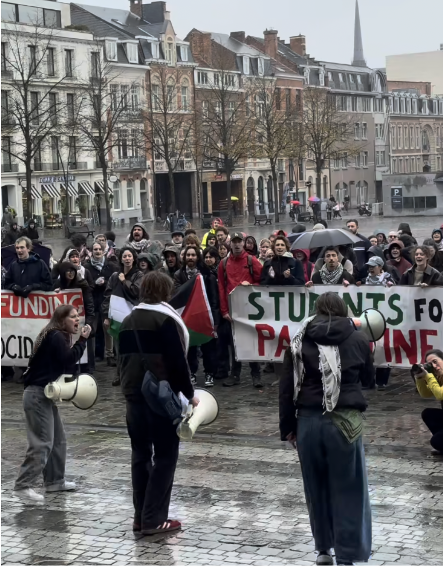學生團體帶領群眾於廣場一同以歌聲唱出訴諸和平的歌曲。　圖／Solidarity with Palestine Leuven LAP提供