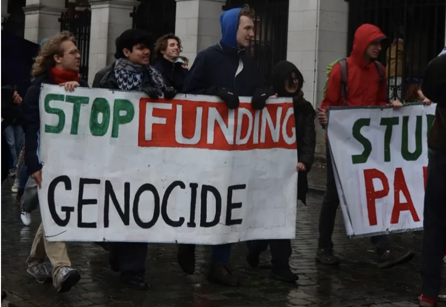 行動以「停止資助種族滅絕」為口號之一，學生與教職人員以遊行形式響應罷課行動。　圖／Solidarity with Palestine Leuven LAP提供