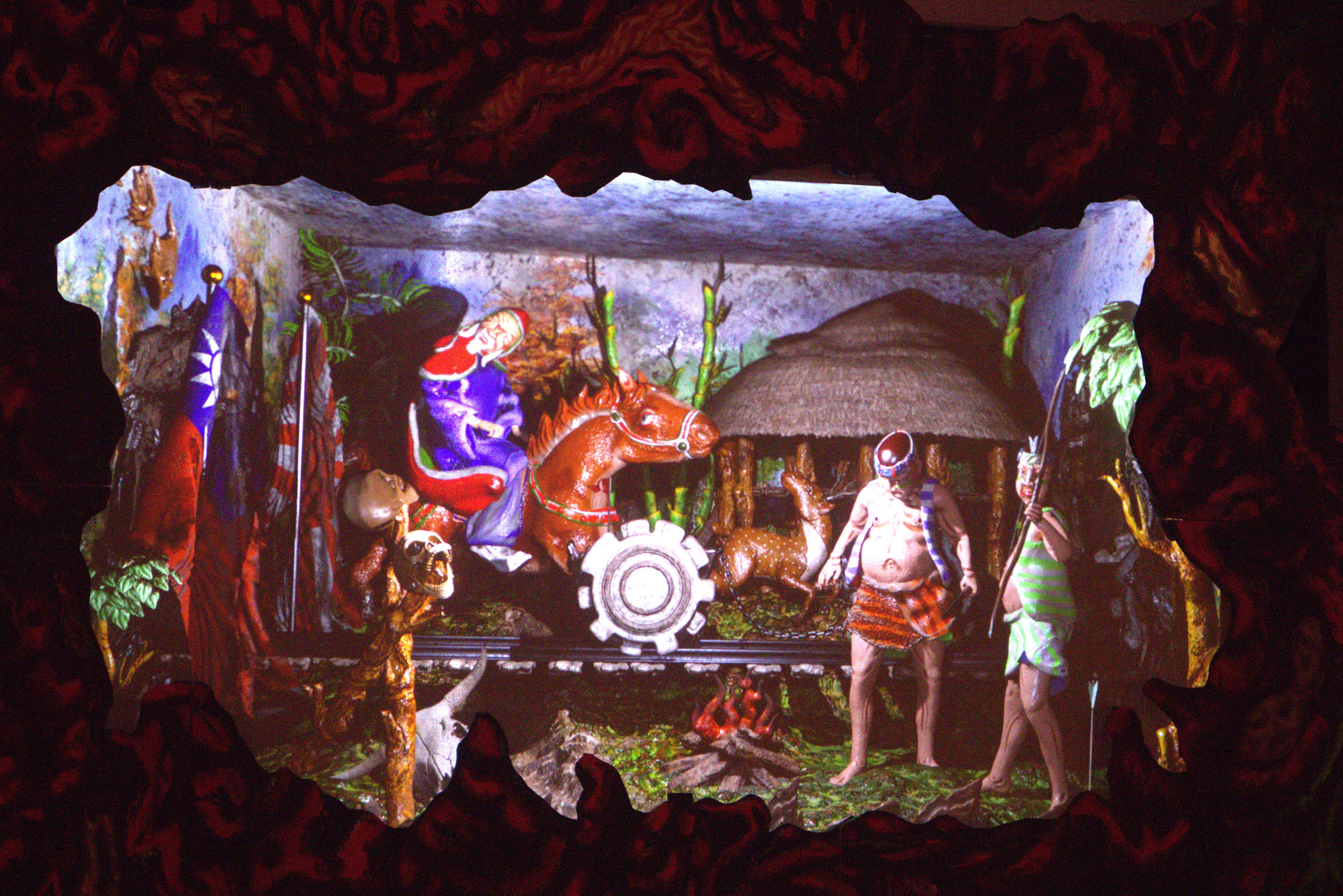 VR作品的肉山外框為團隊與布袋戲大師陳明山協作。結構採木框繃布法，輕量且可拆卸。　圖／邱柏翔攝