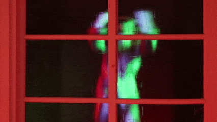 3D動畫的模糊效果結合了馬賽克玻璃與數位景深，營造鬼影由遠至近的寫實感。　圖／邱柏翔攝