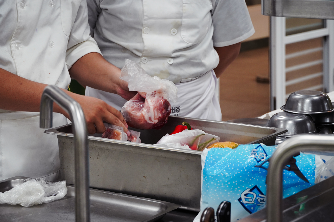 指定食材包含台灣豬、龍虎斑、舒康雞、樹子醬以與米飯。　圖／鄭丞傑攝