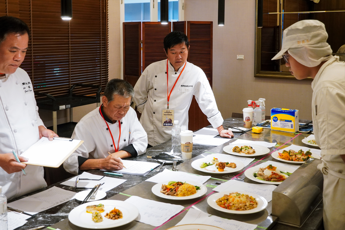 料理完成後，選手們需向評審們介紹菜餚理念，考驗參賽者們對料理的熟悉程度。　圖／鄭丞傑攝