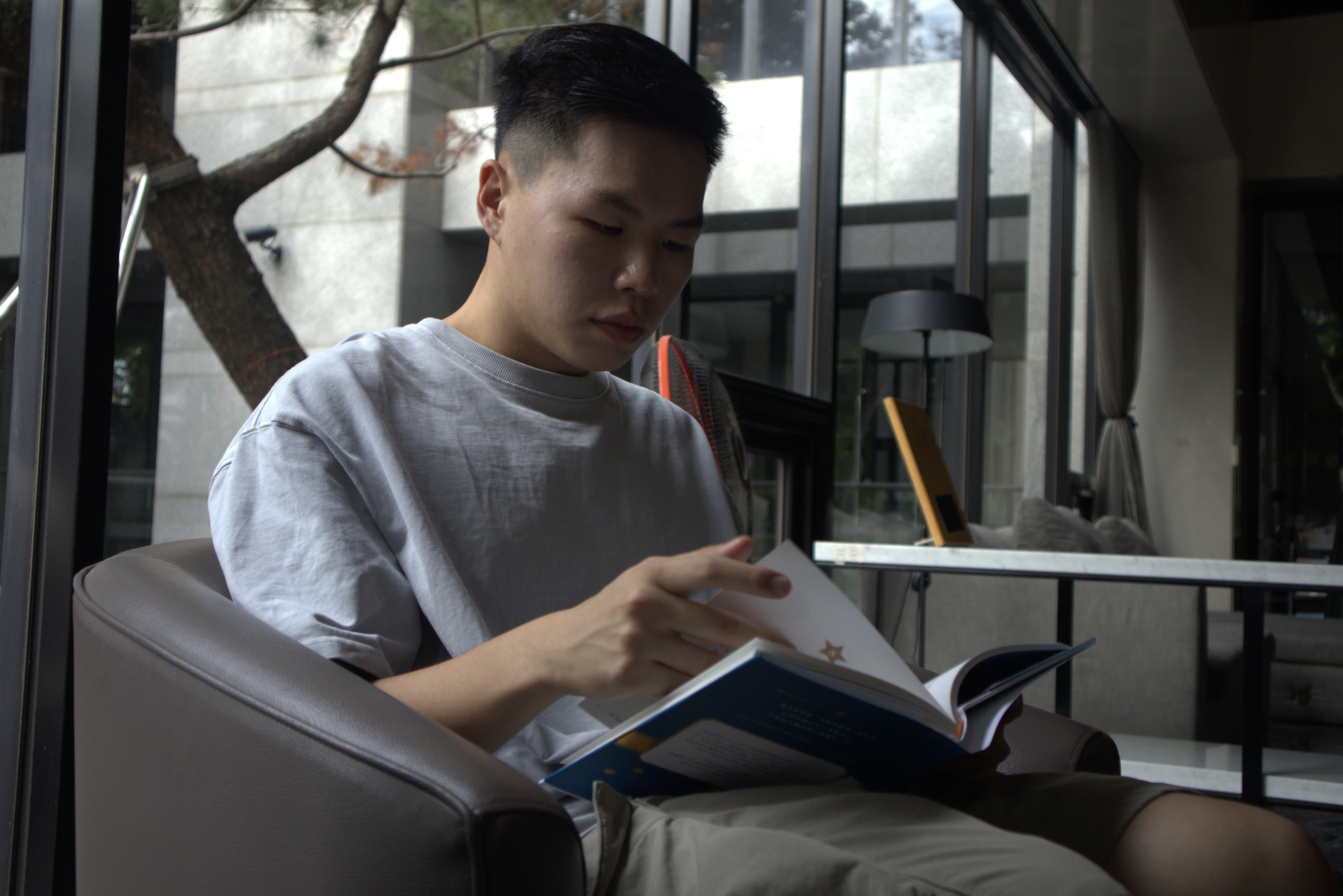 陳信安將文學視為一種休閒娛樂，是他在繁重課業壓力下，用以放鬆心情的重要方式。　圖／邱柏翔攝